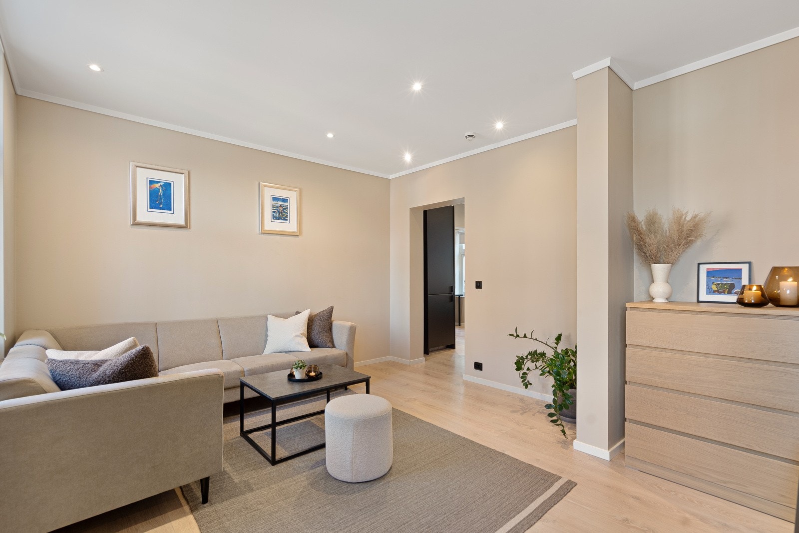 Romslig, lys og flott stue Galleribilde