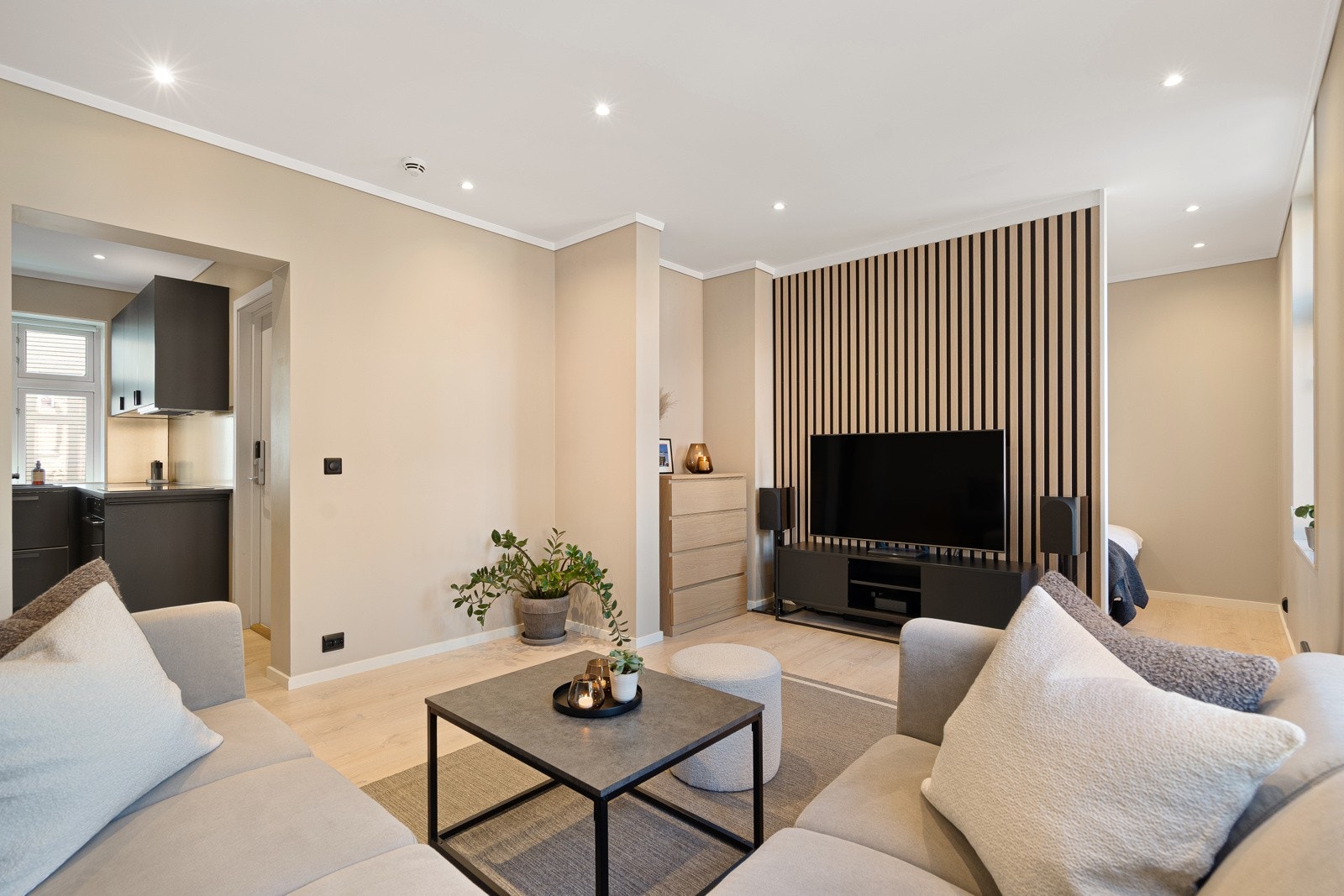 Leiligheten ble nærmest totalrenovert i 2021 og fremstår som svært moderne Galleribilde