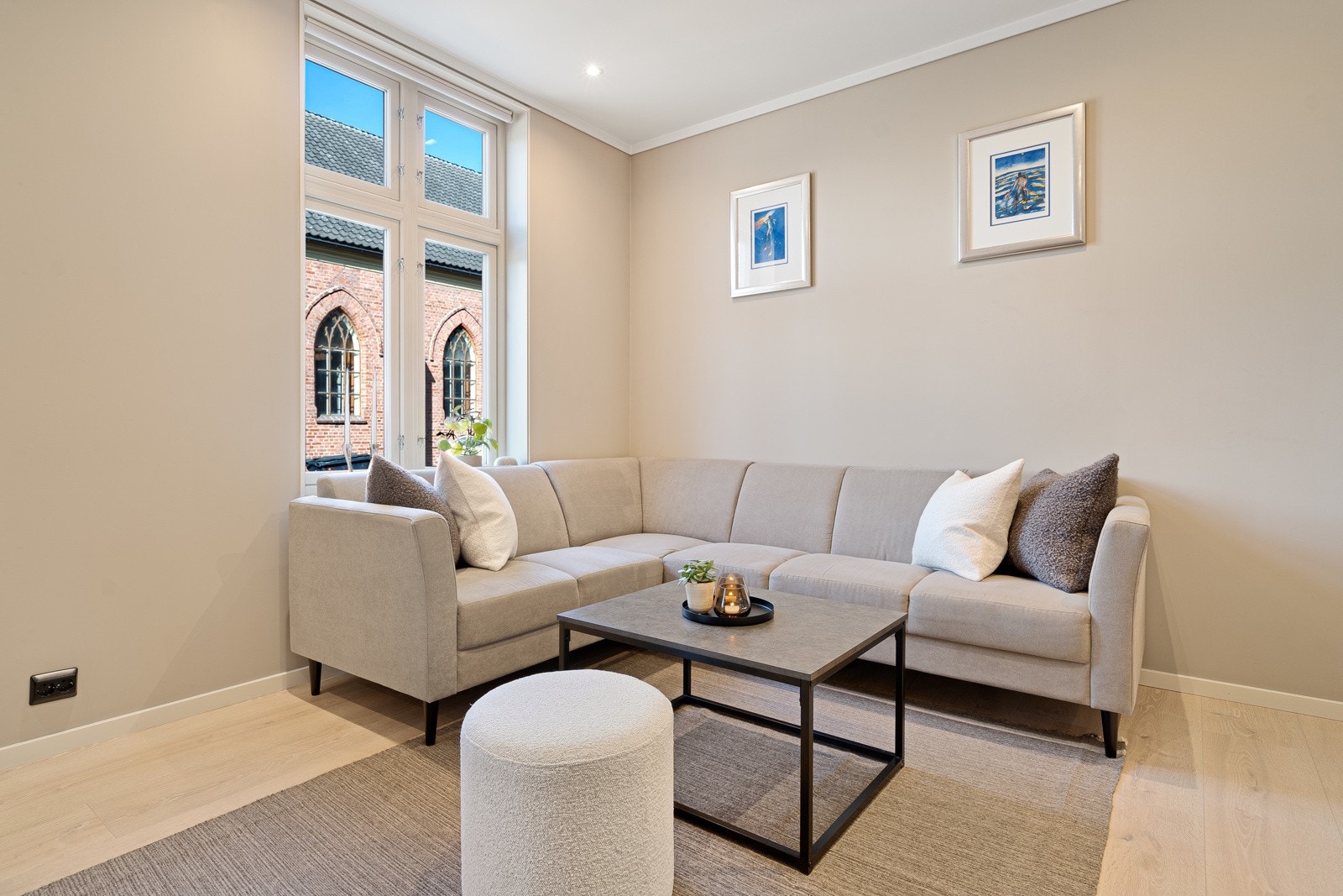 Bygningen er oppgradert utvendig med nyere vinduer i senere tid Galleribilde