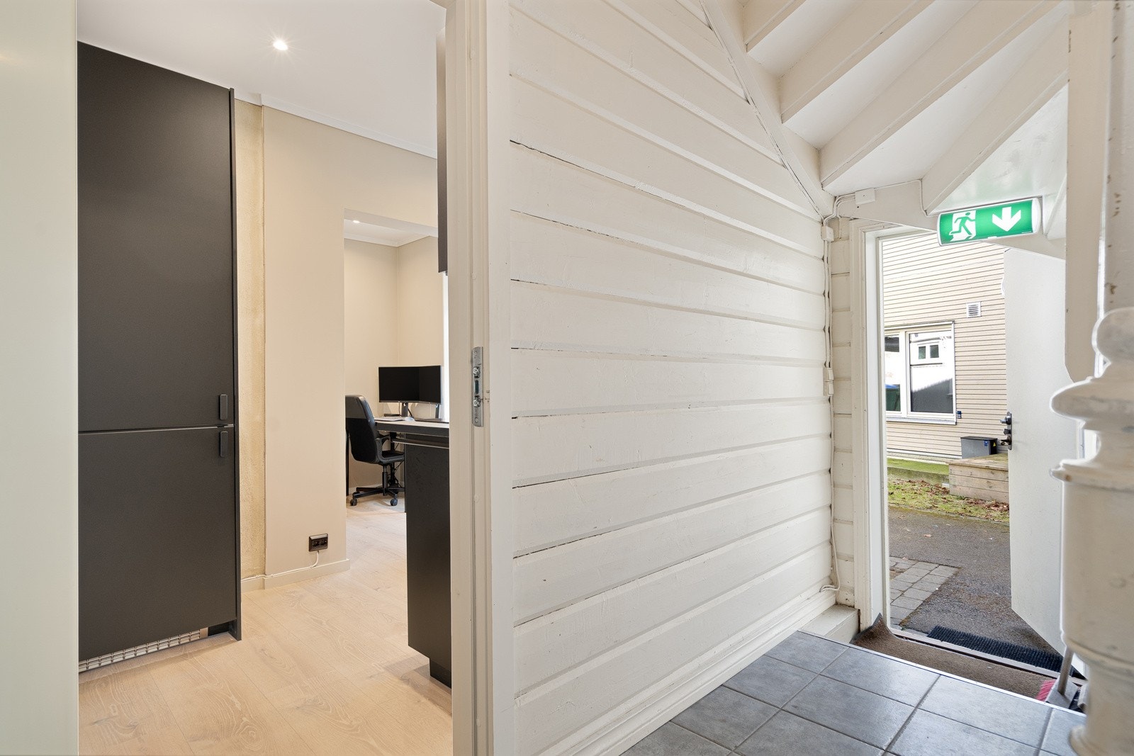 Inngang via felles oppgang (fra rolig bakgård) Galleribilde