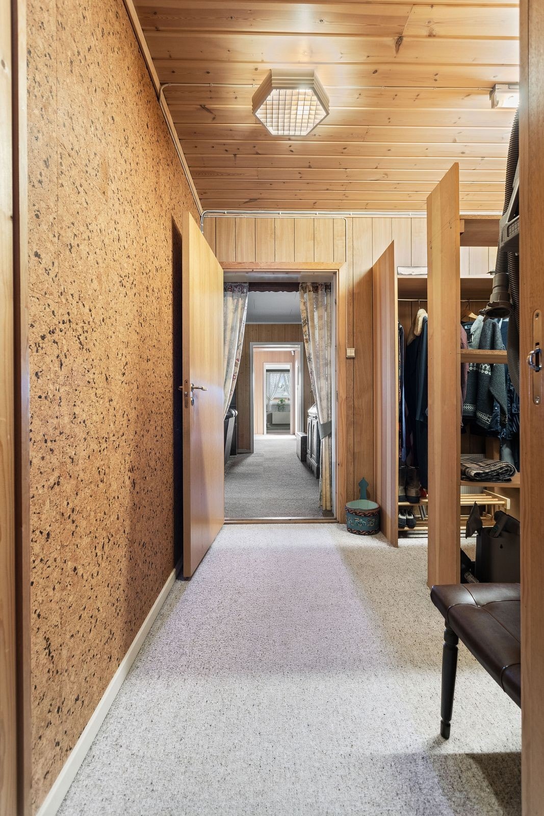 Soverom 1 har adkomst via et romslig garderoberom med god oppbevaringsplass. Galleribilde