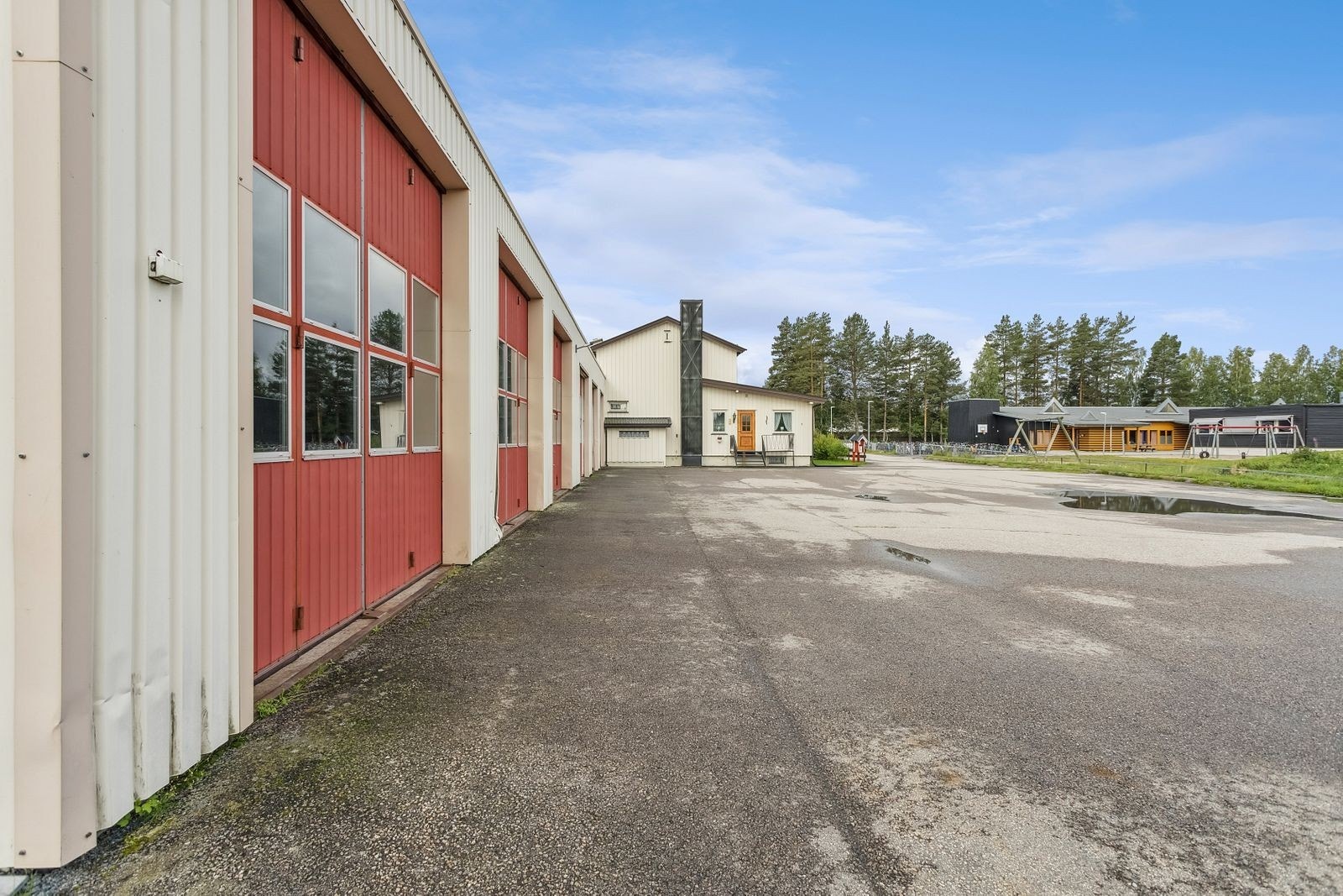 Eiendommen er også bebygd med et stort inntilbygget garasjebygg på 524m² som består av 7 garasjer og 2 boder. Galleribilde