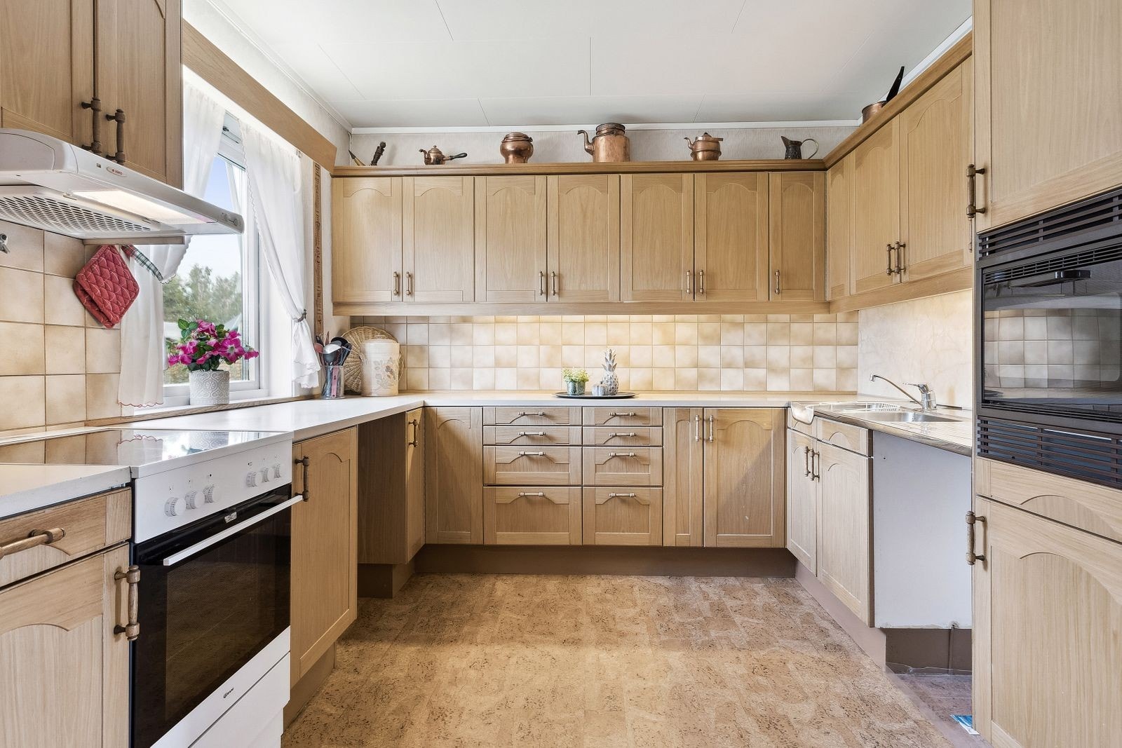 Kjøkkeninnredning fra 1987 av type Drømmekjøkkenet. God skap- og benkeplass i innredningen om har profilerte fronter, laminert benkeplate og benkebeslag med nedfelt oppvaskkum. Galleribilde