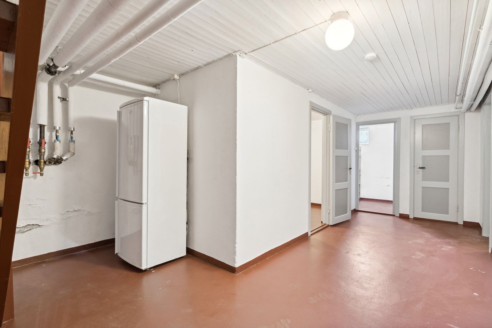 Boligen har i tillegg en kjelleretasje på 92m² som inneholder diverse kjellerrom/boder og toalettrom. Det er også egen utvendig inngang til kjelleretasjen. Galleribilde