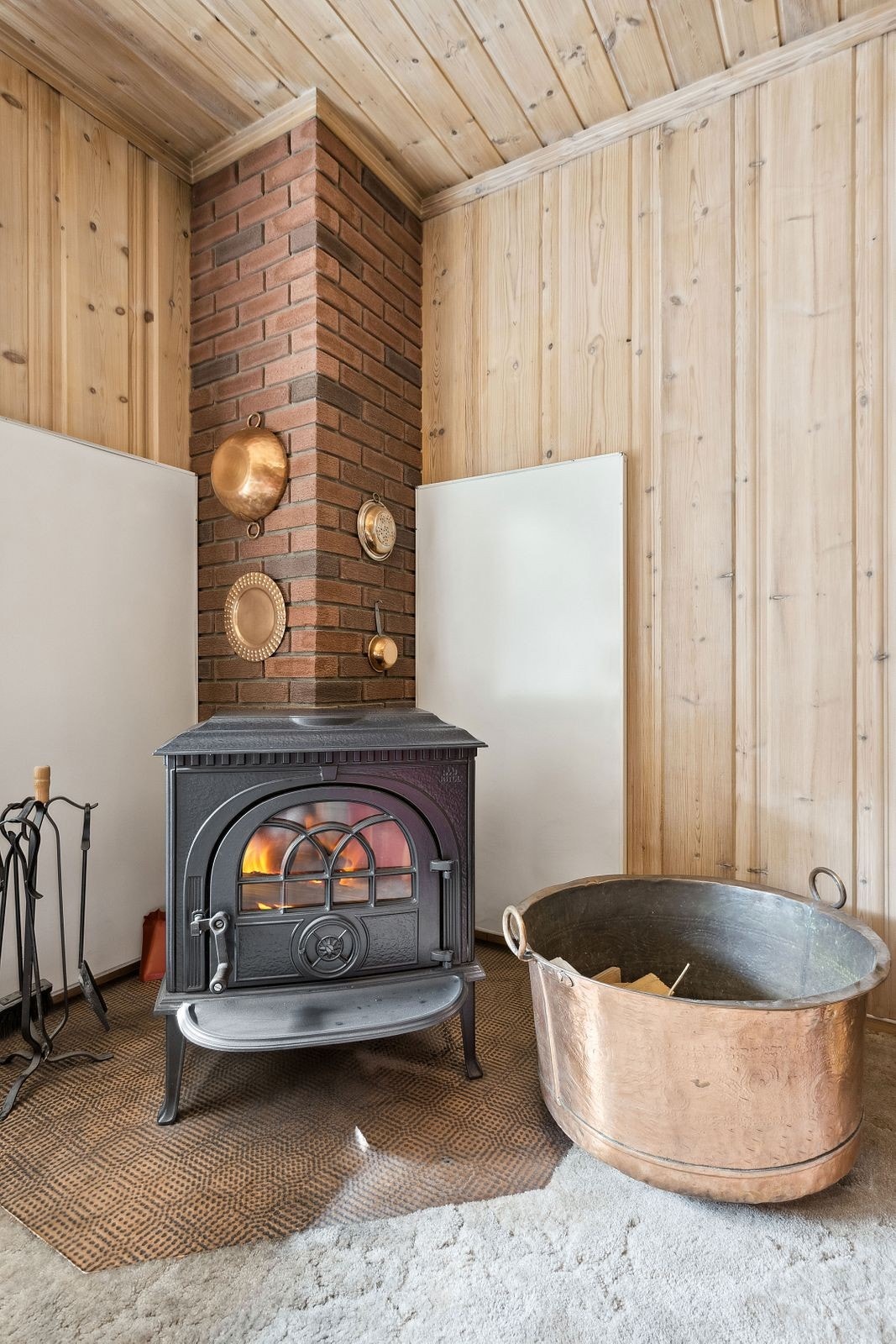 I hjørnet av stuen er det en vedovn av type Jøtul. Galleribilde