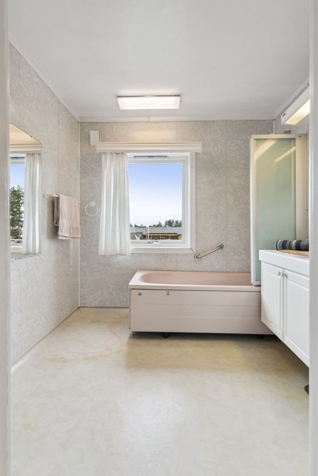 I tilknytning til soverommene i 2. etasje er det et lyst eldre baderom fra 1987. Baderommet har belegg på gulv, våtromsplater på veggene og et stort vindu som slipper inn naturlig lys. Galleribilde