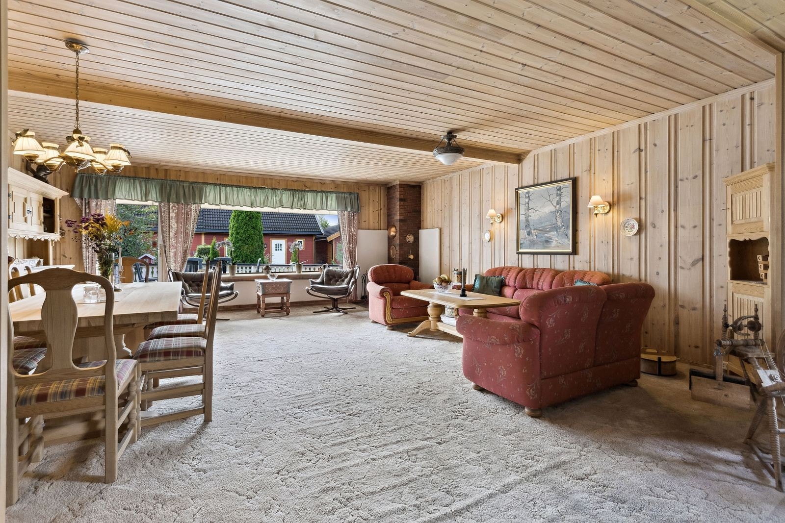 Stuen har store vindusflater og utgang til terrasse. Boligen har malte trevinduer med 2- og 3-lags isolerglass fra 1985, 1986 og 1987, samt varevinduer fra byggeåret. Galleribilde