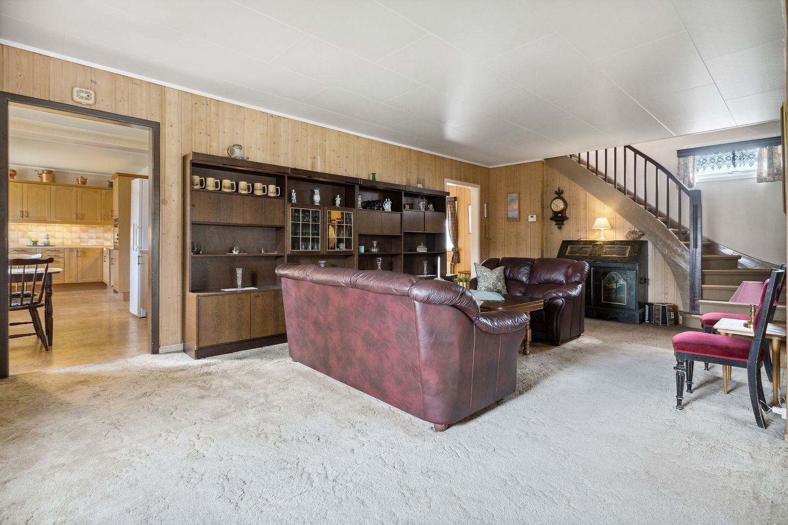 Boligen har en innholdsrik planløsning over to plan samt kjeller. I boligens 1. etasje er det to romslige stuer, spisestue/kjøkken, 2 soverom, garderoberom, vaskerom og toalettrom. Galleribilde