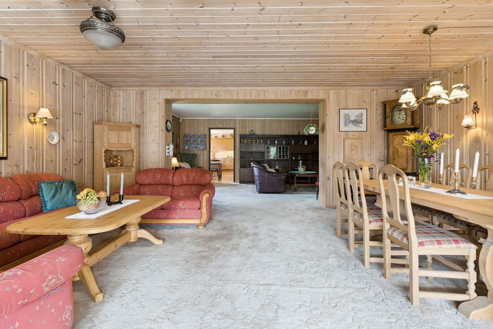 To store stuer som ligger i en delvis åpen løsning. Det er teppe på gulv og panel på veggene. Galleribilde