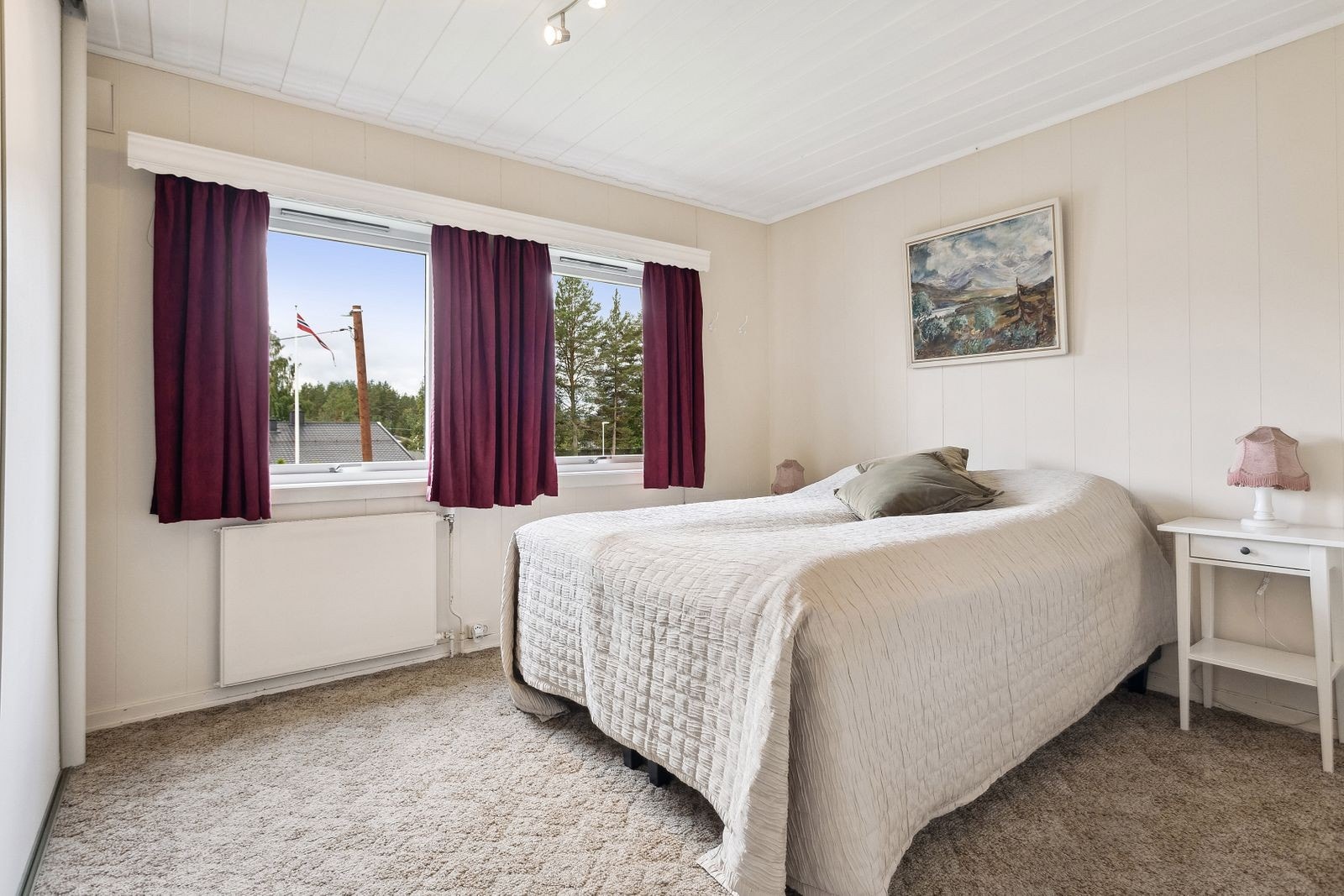 Soverom 3 er et lyst og romslig rom som i dag innredet som et hovedsoverom. På soverommet er det plass til dobbeltseng med tilhørende nattbord, samt god oppbevaringsplass i stor skyvedørsgarderobe. Galleribilde