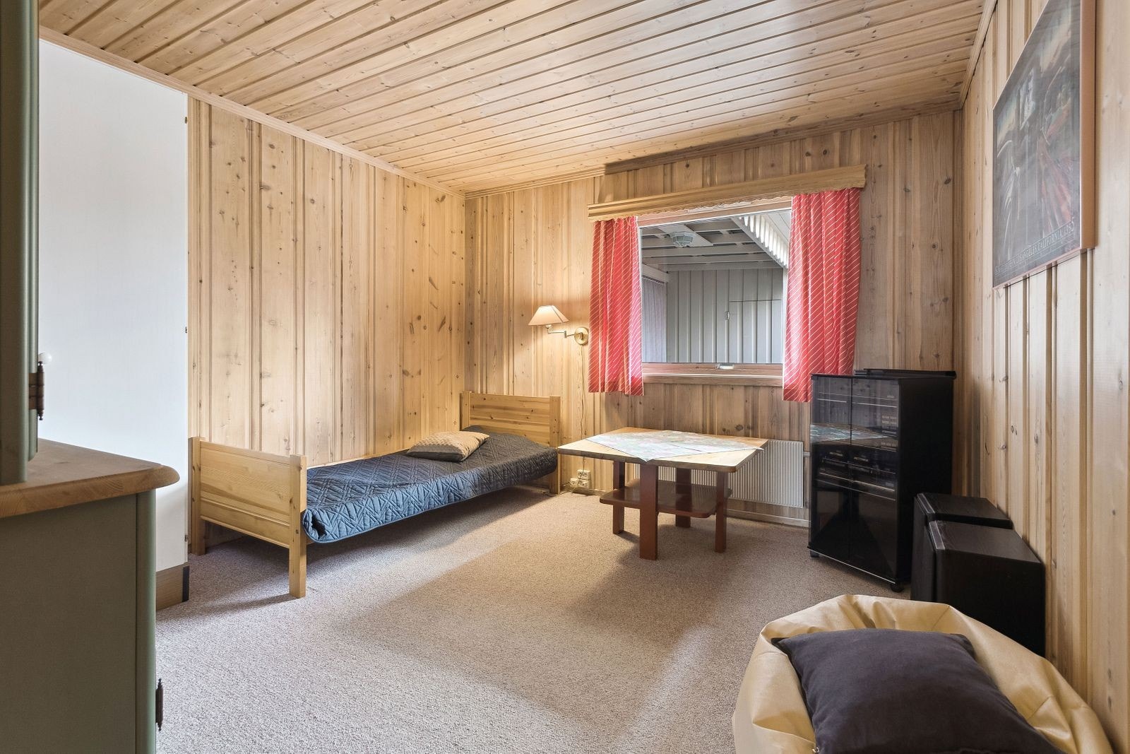 Soverom 1 ligger i boligens 1. etasje og har vindu ut mot terrassen. Galleribilde