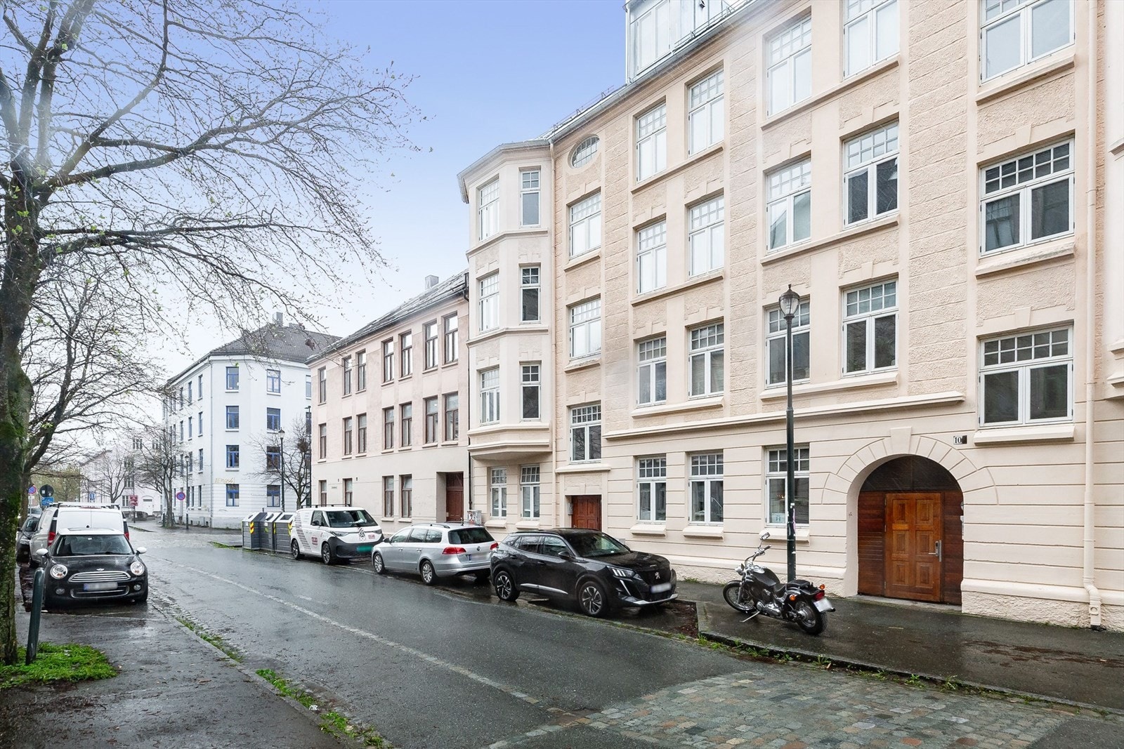 Leiligheten ligger i et roligområde med mulighet for beboerparkering. Galleribilde