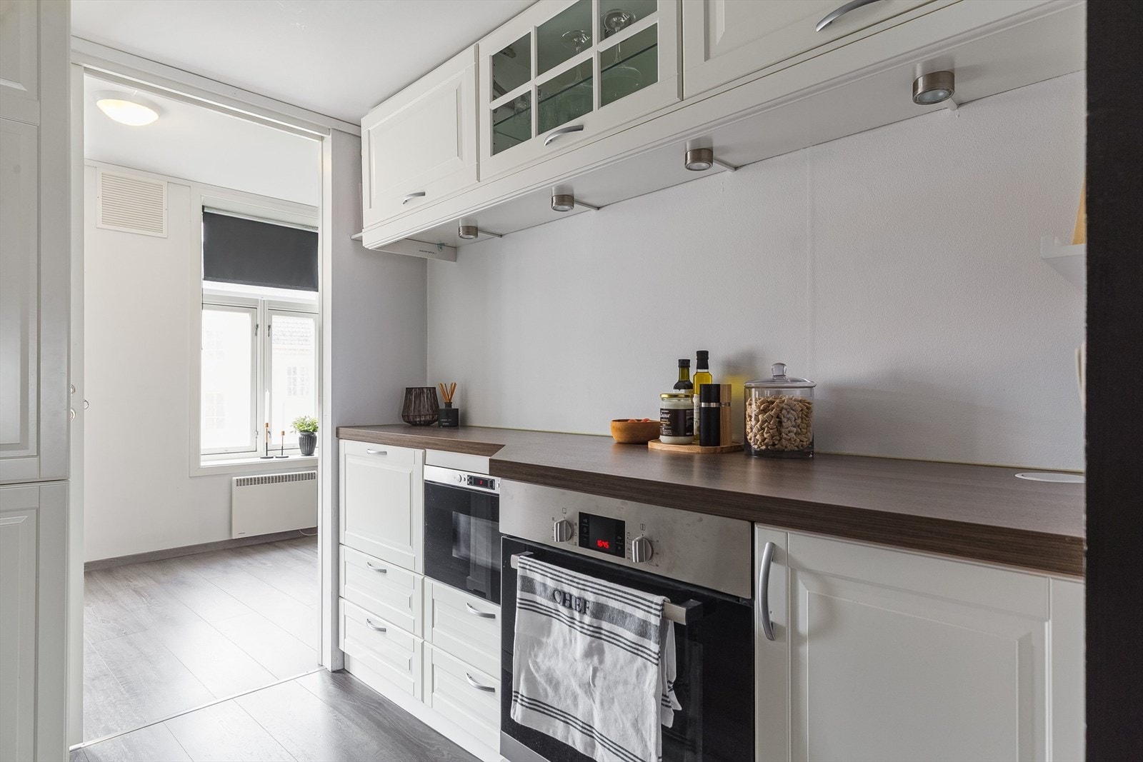 Leiligheten har både integrert steke-og mikrobølgovn. Galleribilde