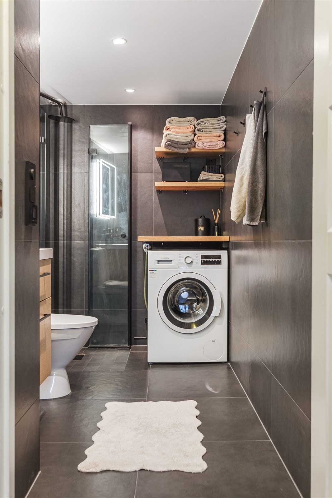 Badet har varme i gulv og er på 4 kvm. Galleribilde