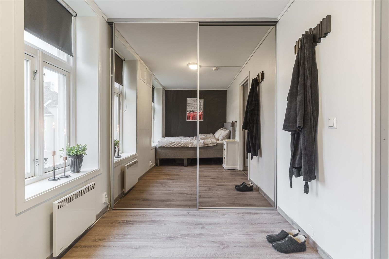 Praktisk innebygd skyvedørsgarderobeskap. Galleribilde