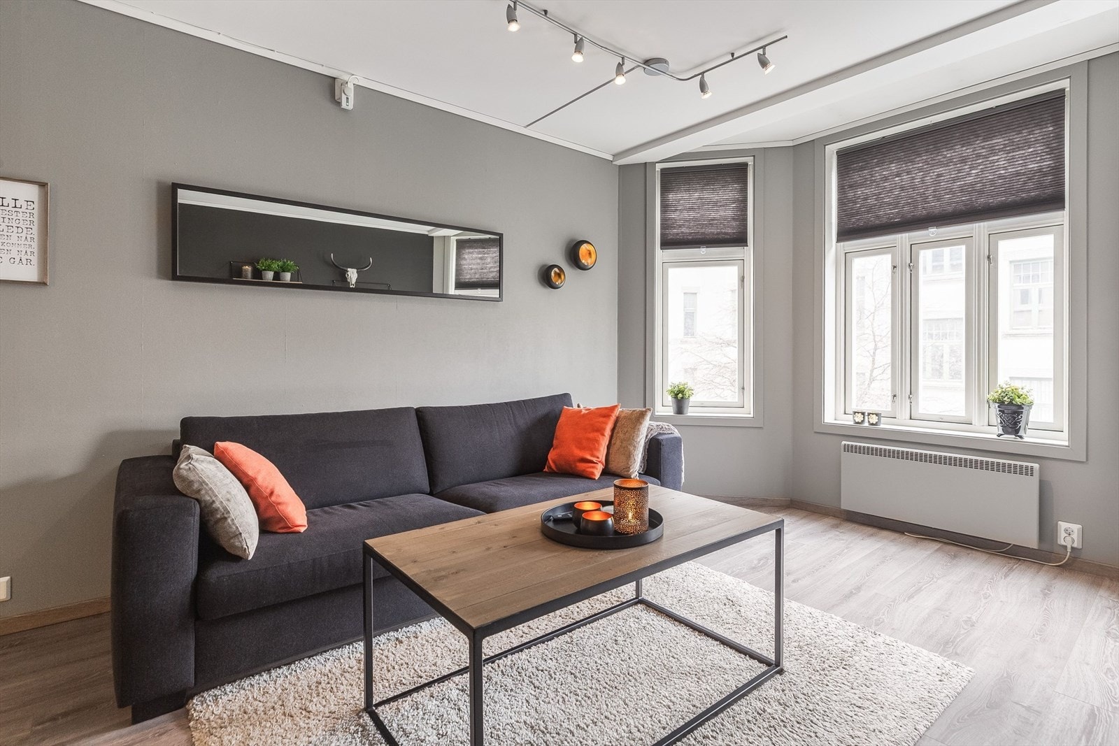 Stuen har en lun atmosfære med moderne laminatgulv og nøytrale farger. Galleribilde