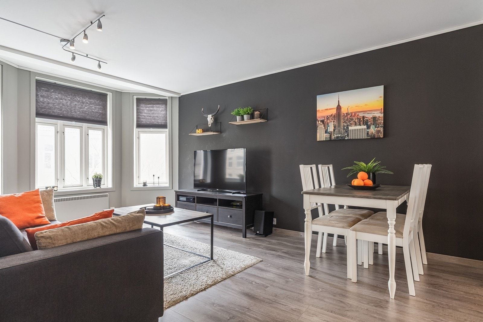 Lys og romslig stue med store vindusflater som slipper inn mye naturlig lys. Galleribilde