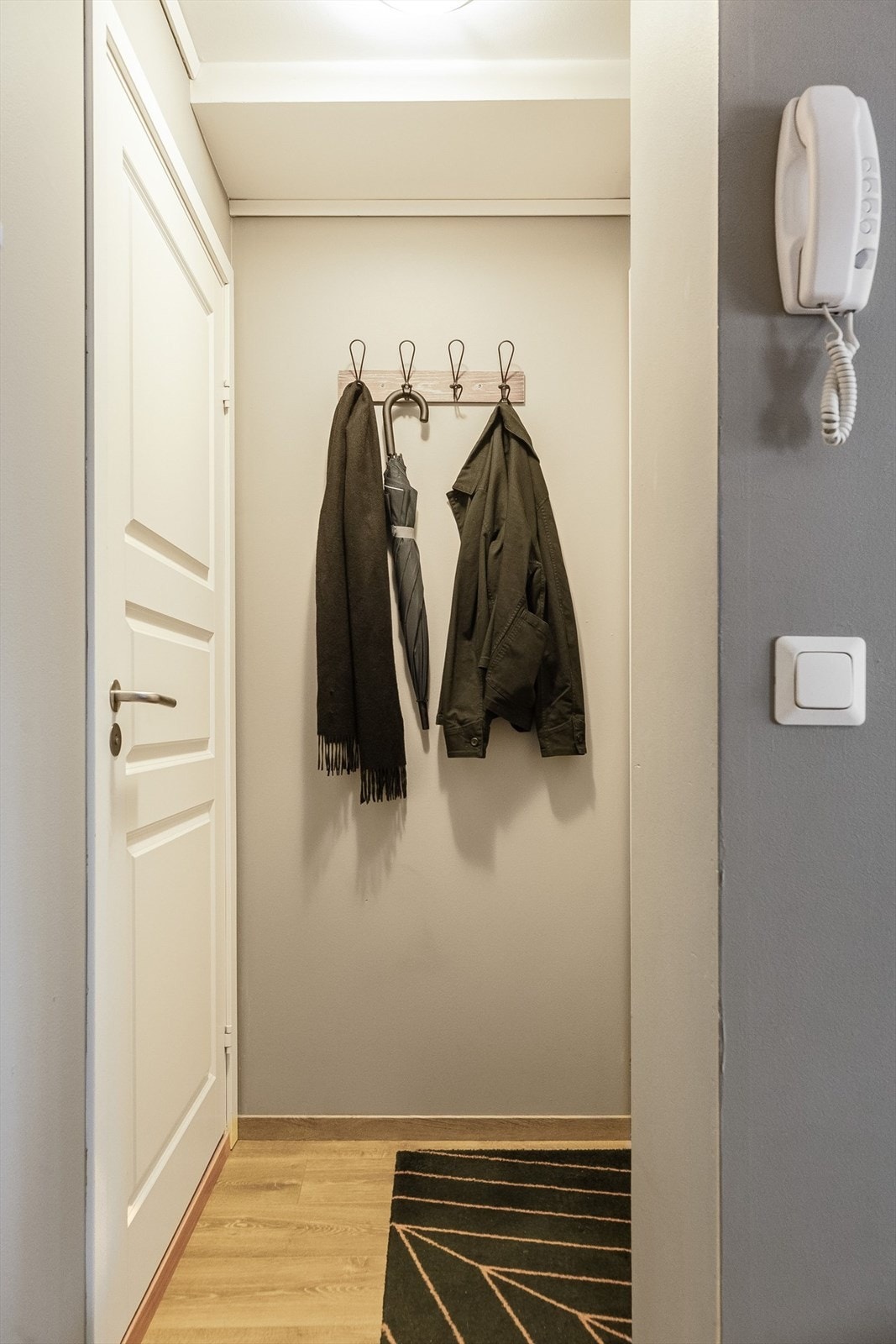 Praktisk entre på 1,5kvm med callinganlegg. Galleribilde