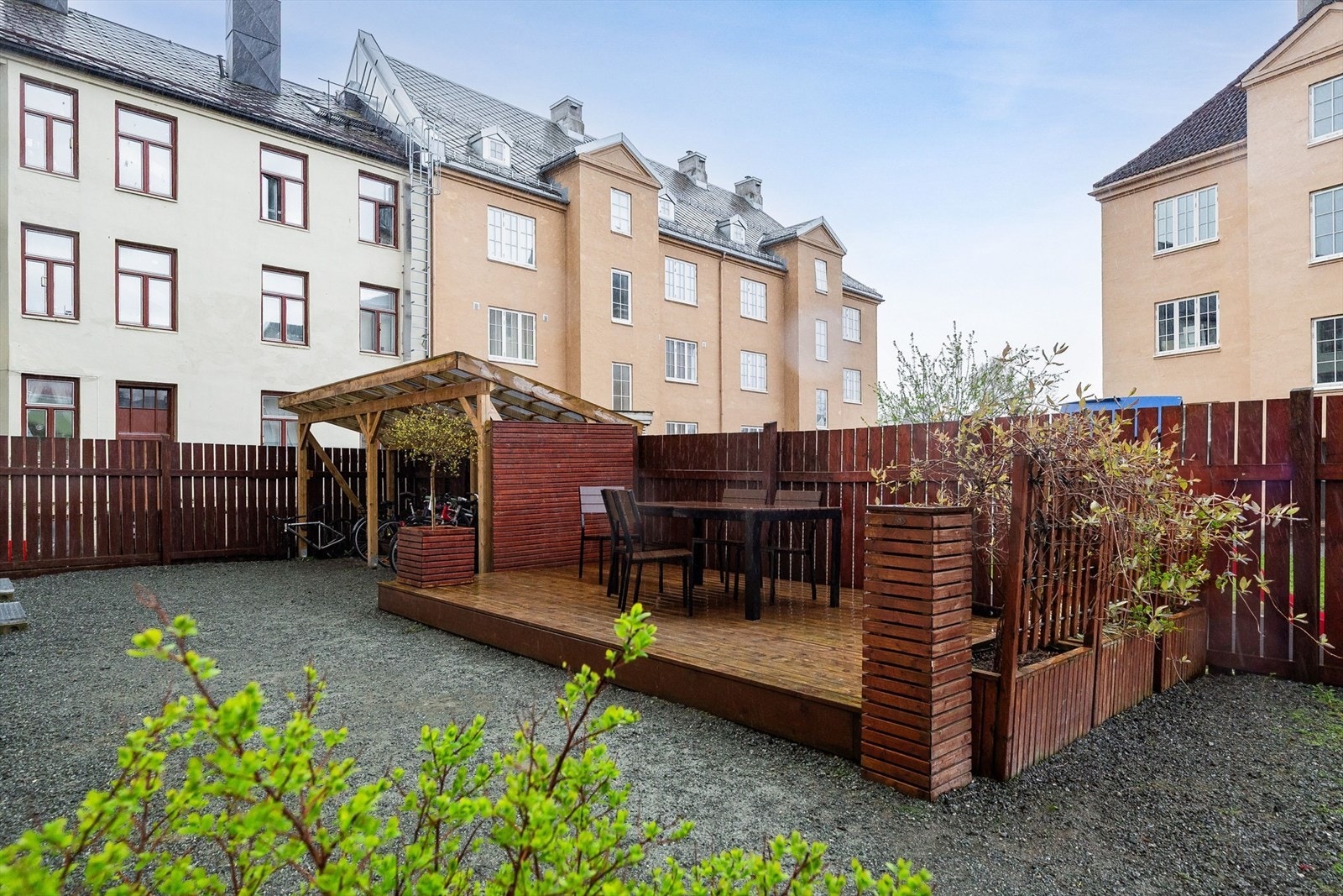 Borettslaget har etablert hyggelig bakgård med sittegrupper og sykkelparkering. Galleribilde