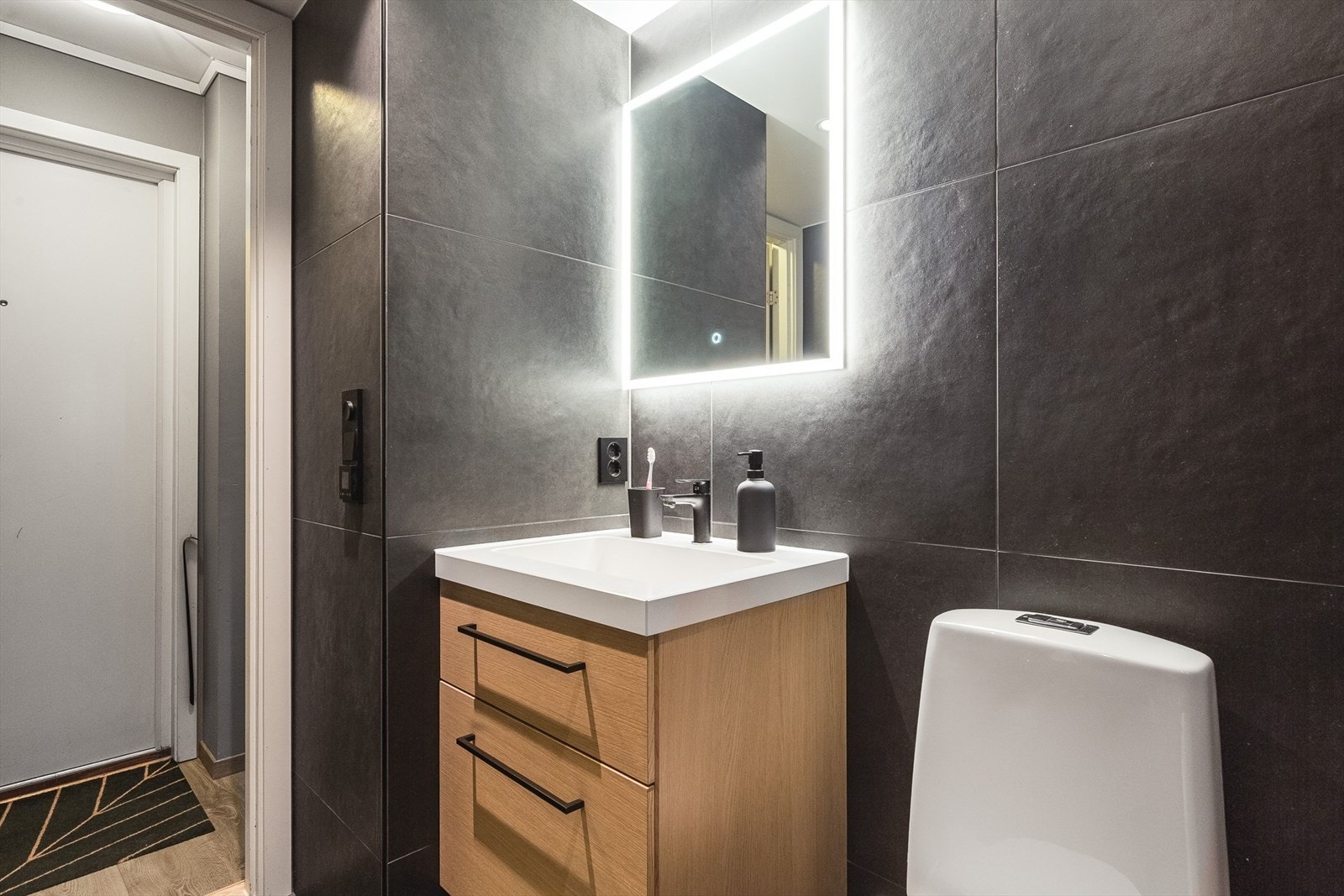 2327-4-1_004.jpg Galleribilde