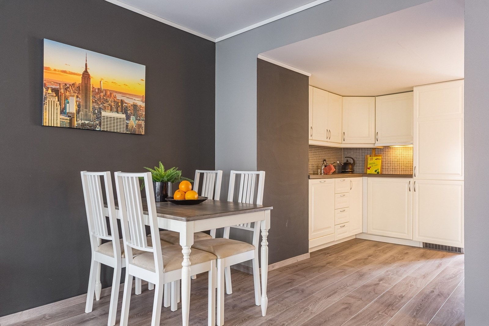 Åpen løsning mot kjøkkenet gir en sosial og praktisk hverdag. Galleribilde