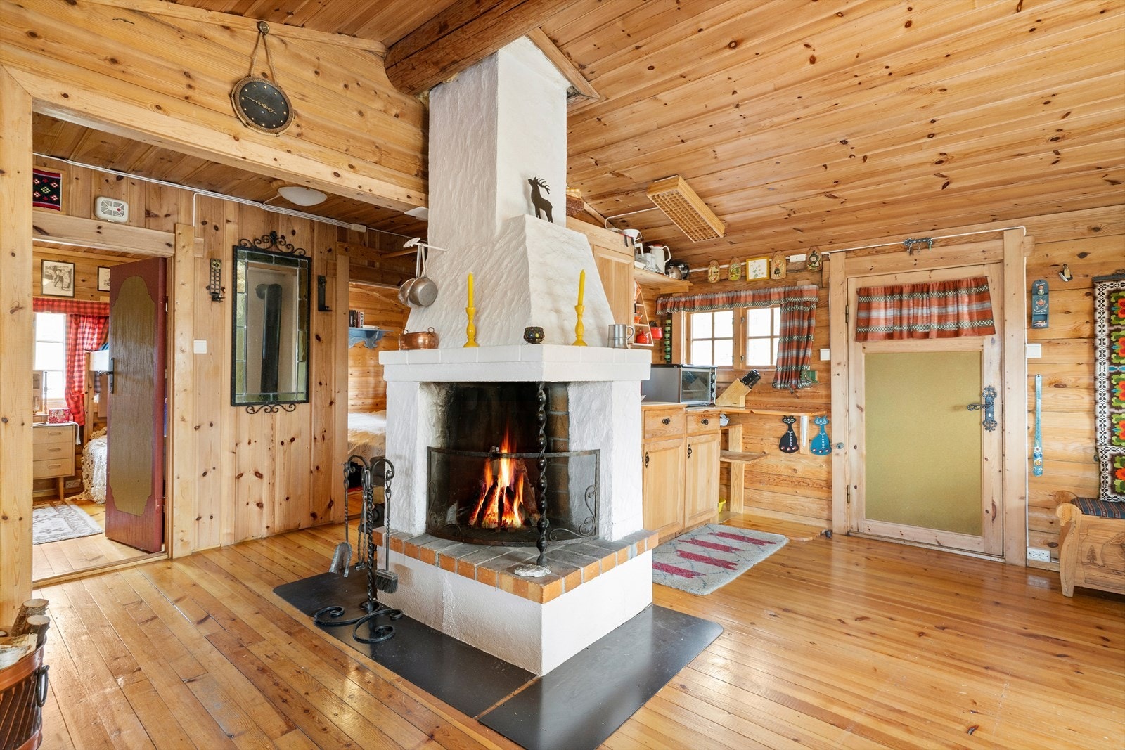 Hyggelig vedfyringsmulighet i midten av rommet. Galleribilde
