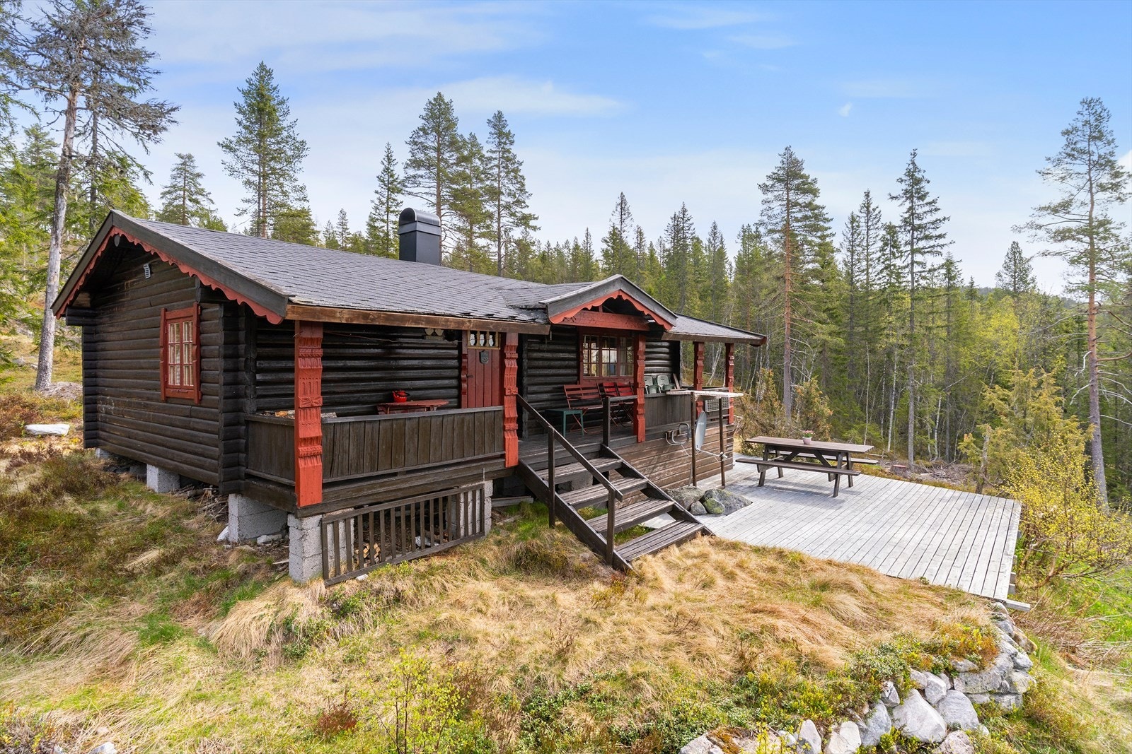 Hytta har et pent opparbeidet uteområde, med steinmurer, noe planert og viltvoksende plen, og en terrasseplatting rundt hytta. Galleribilde