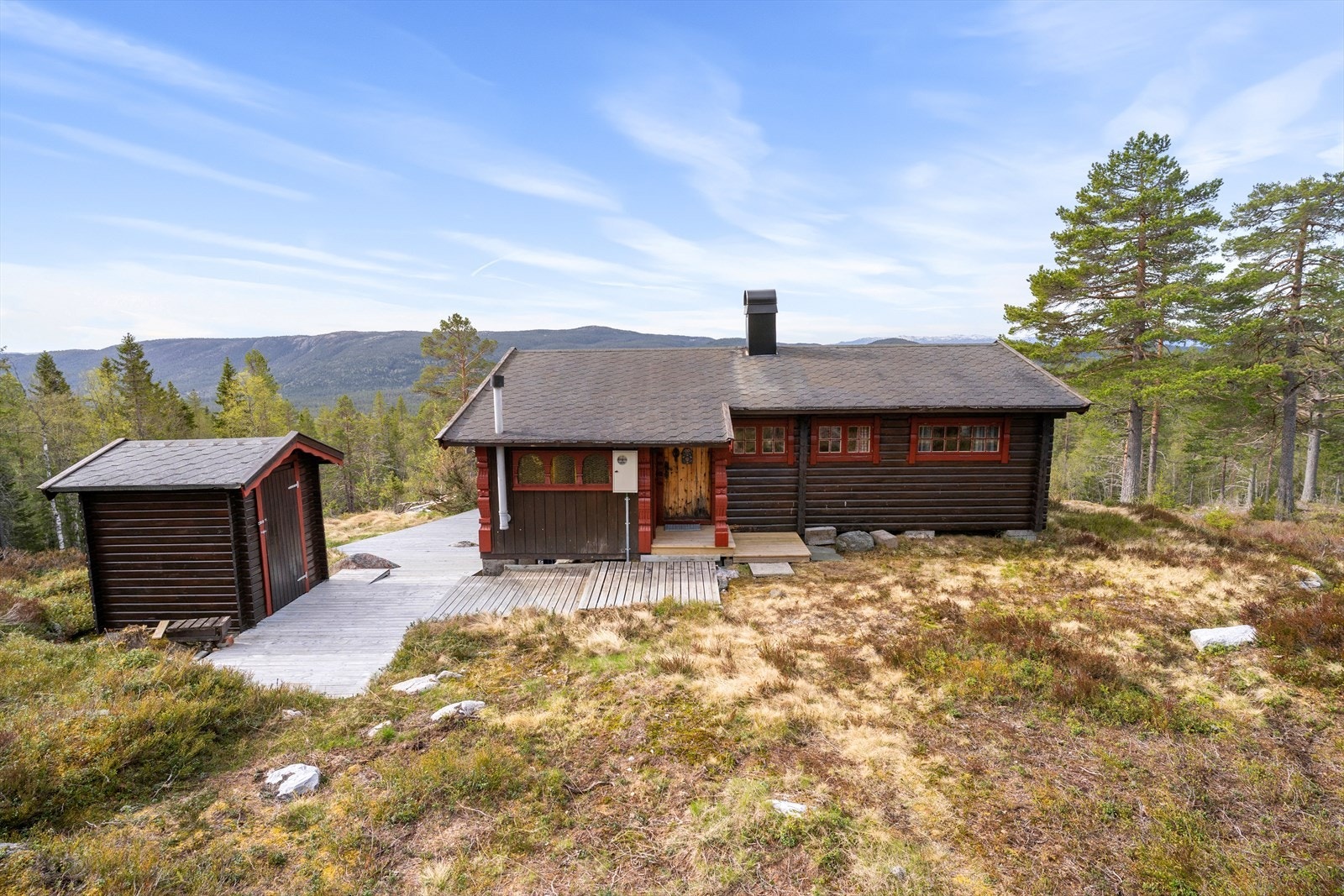 Hytta er laftet, og har en praktisk utstyrsbod frittliggende til siden for hytta. Galleribilde