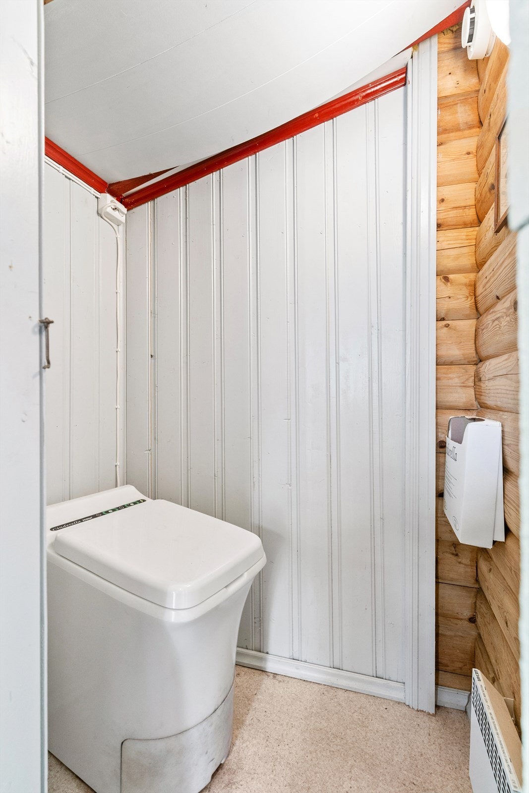 Det er installert forbrenningstoalett med egen luftepipe. Galleribilde