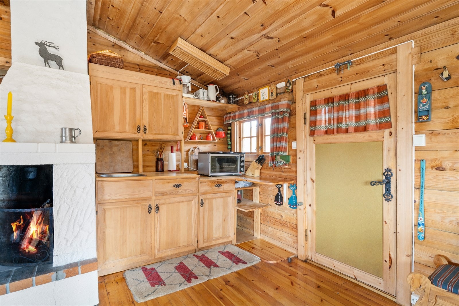 Enkel kjøkkeninnredning med utslagskum og skapplass. Galleribilde