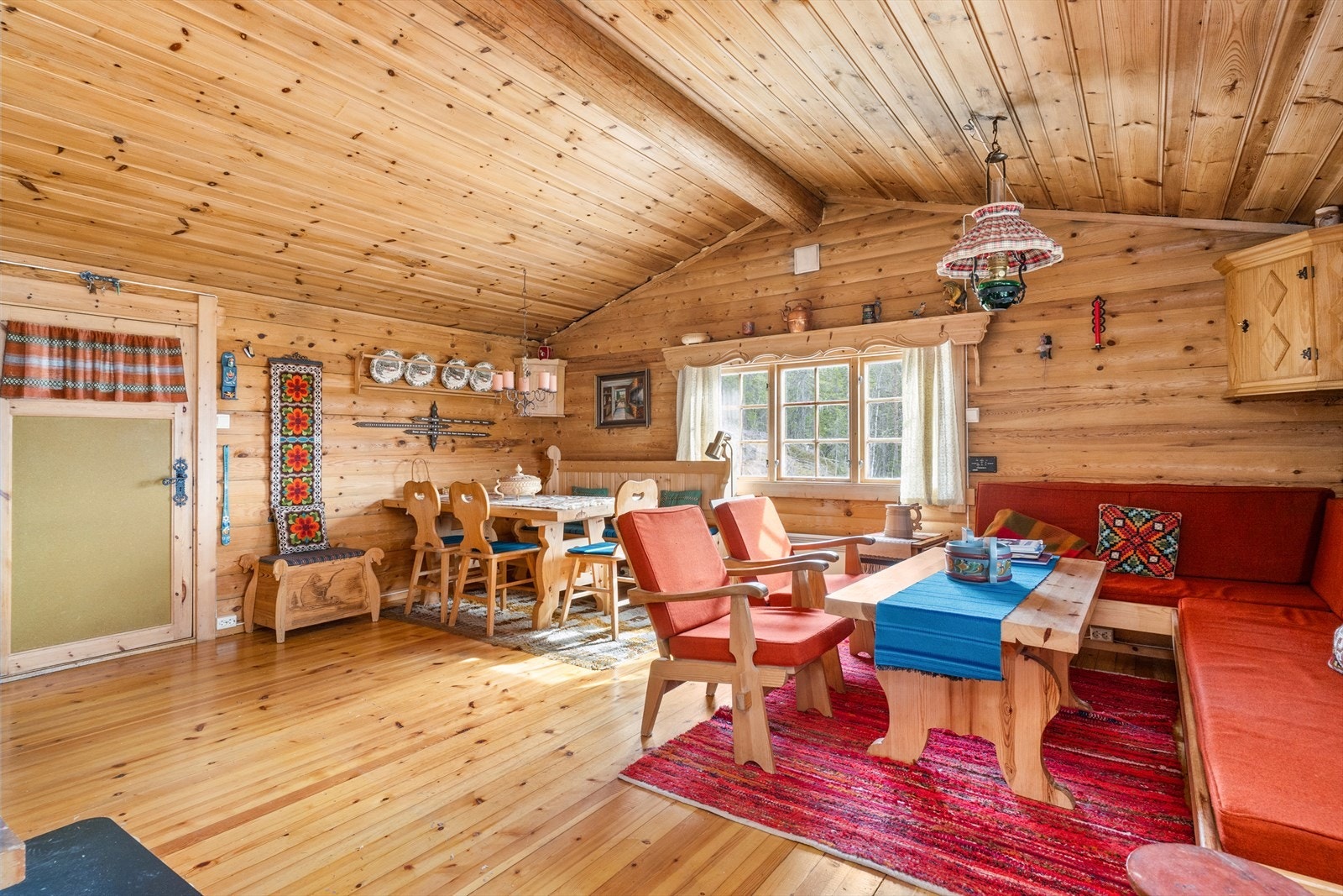 Stue og spisestue med mønt himling og ekstra takhøyde. Galleribilde