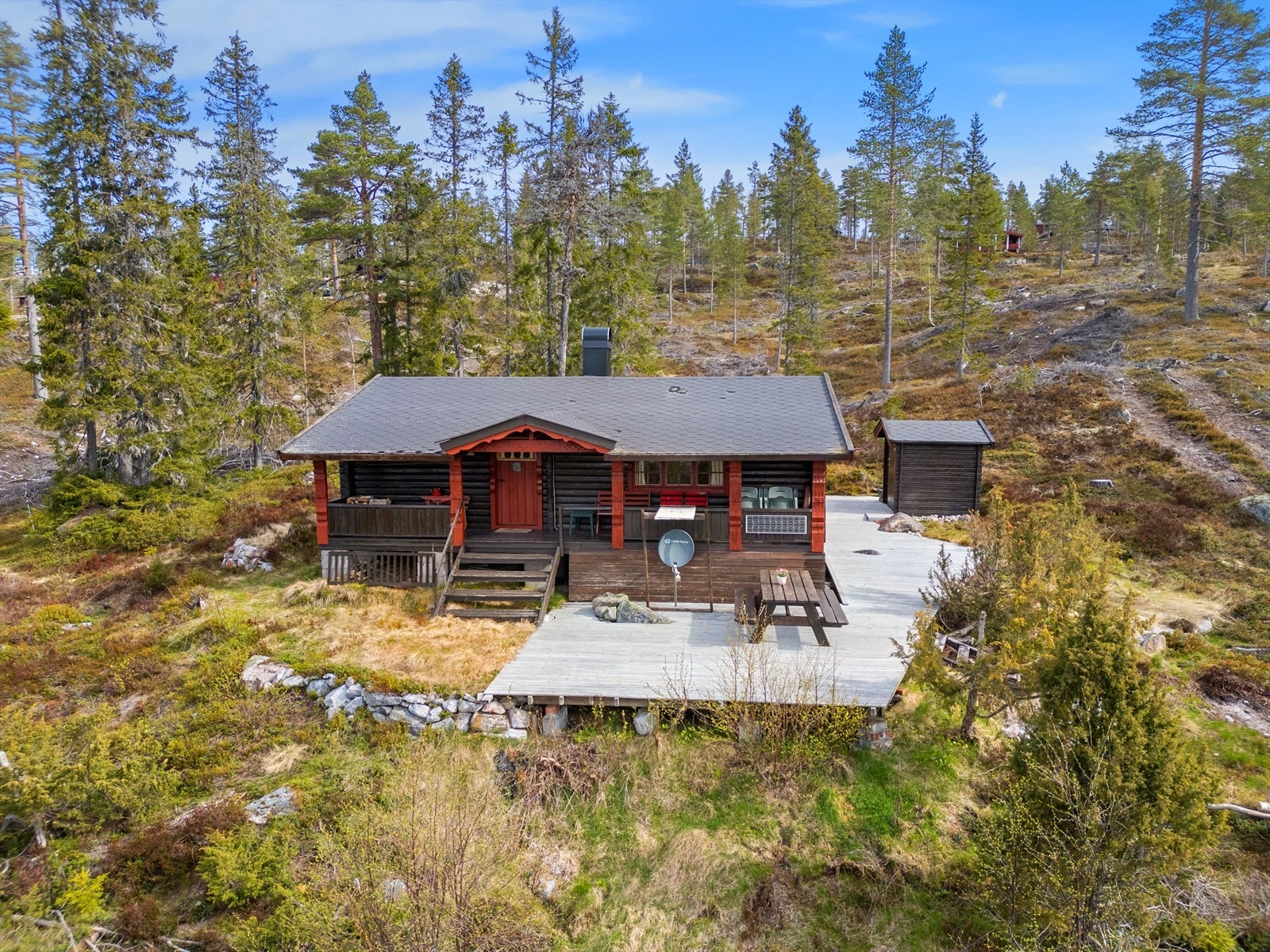 I 2004 fikk hytta innlagt strøm, tross for at deler av det originale solcelleannlegget fortsatt er bevart. Galleribilde