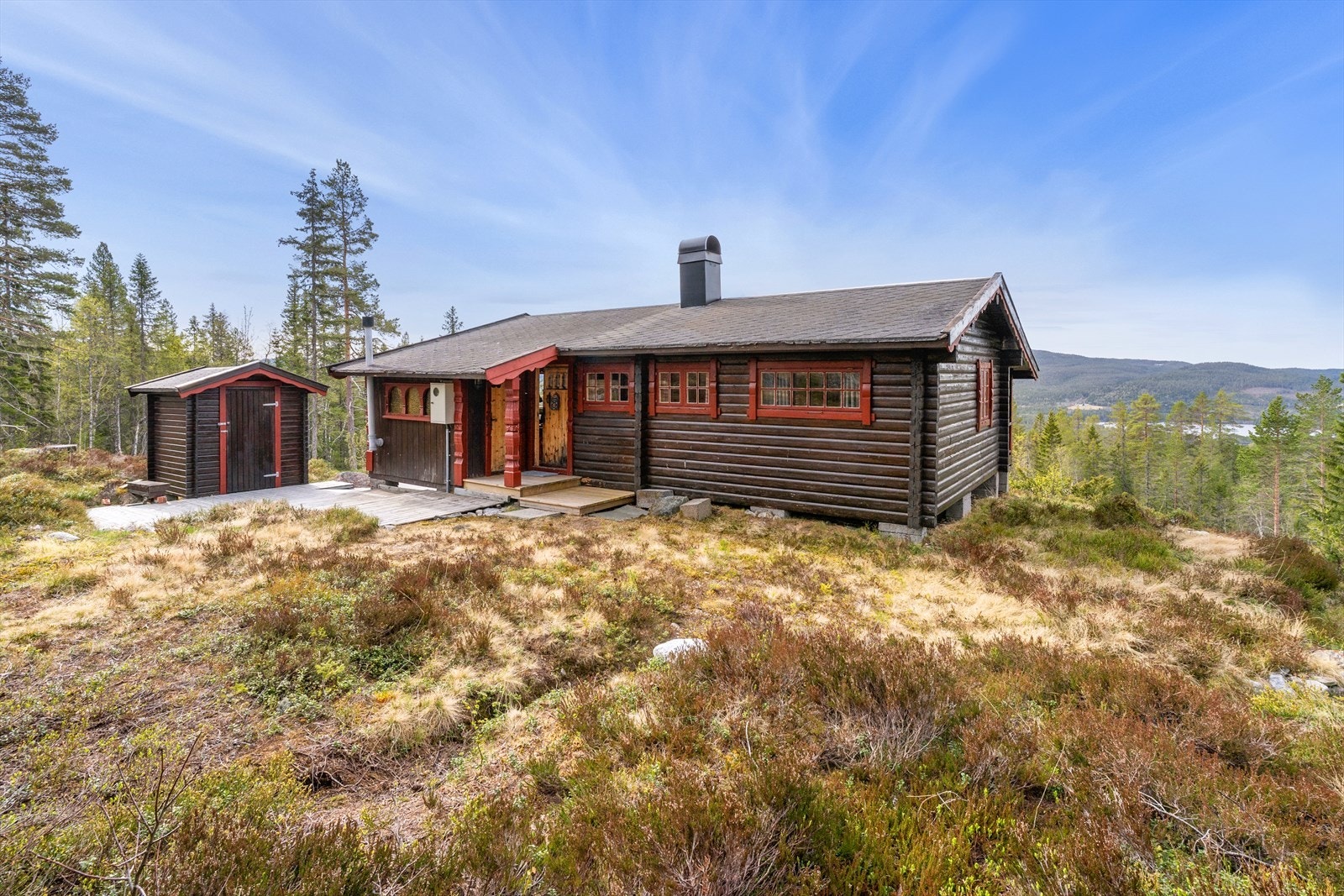 Flat og fin tomt, som er løst inn til selveiertomt, fra tidligere å ha vært en festetomt. Galleribilde