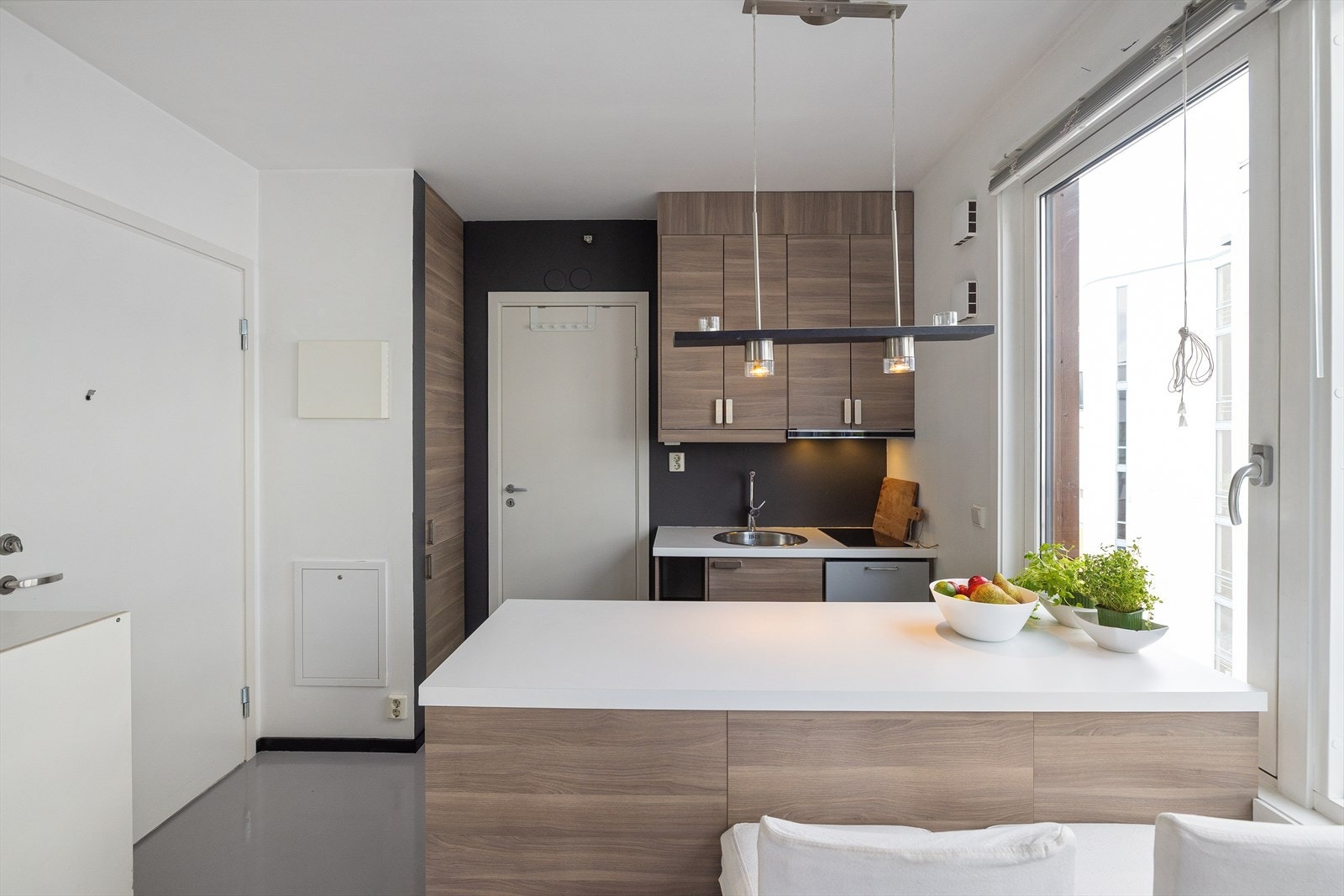 Innredning fra 2012 med glatte fronter og benkeplate i laminat. Galleribilde