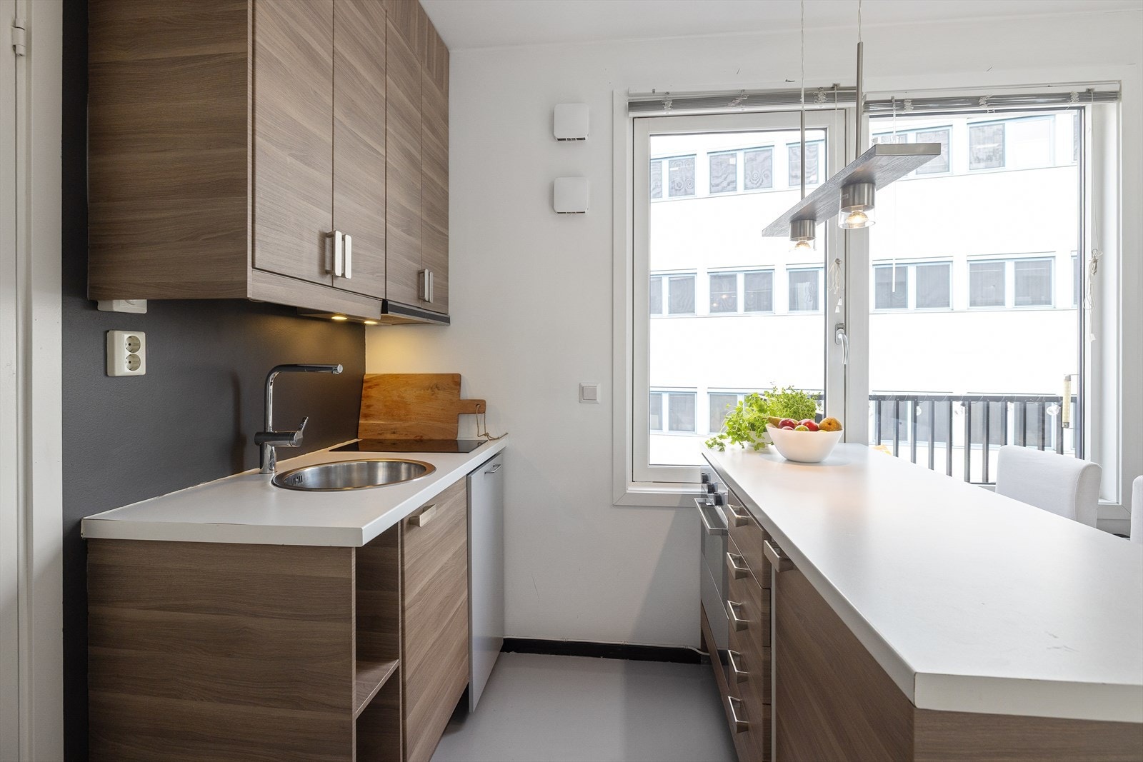 Kjøkkenet er utstyrt med hvitevarer som komfyr, 2 soners platetopp, smal oppvaskmaskin, kjøleskap og separat fryser samt ventilator over kokesone. Galleribilde