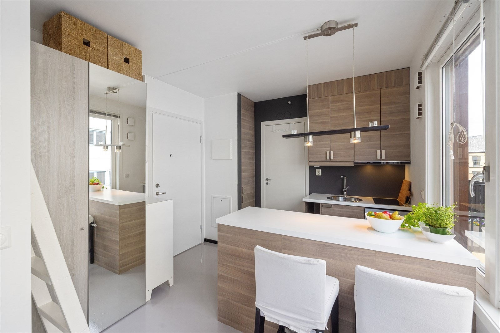 Pent og effektivt kjøkken fra Ikea med barløsning. Galleribilde