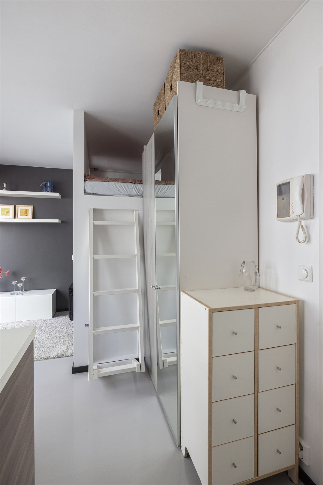 Ved hemsen er det innredet med garderobeskap. Galleribilde