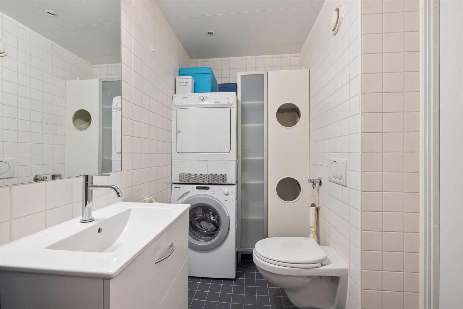 Tidløst bad fra 2008. Badet har overflater med fliser, elektriske varmekabler og belysning med spotter. Galleribilde