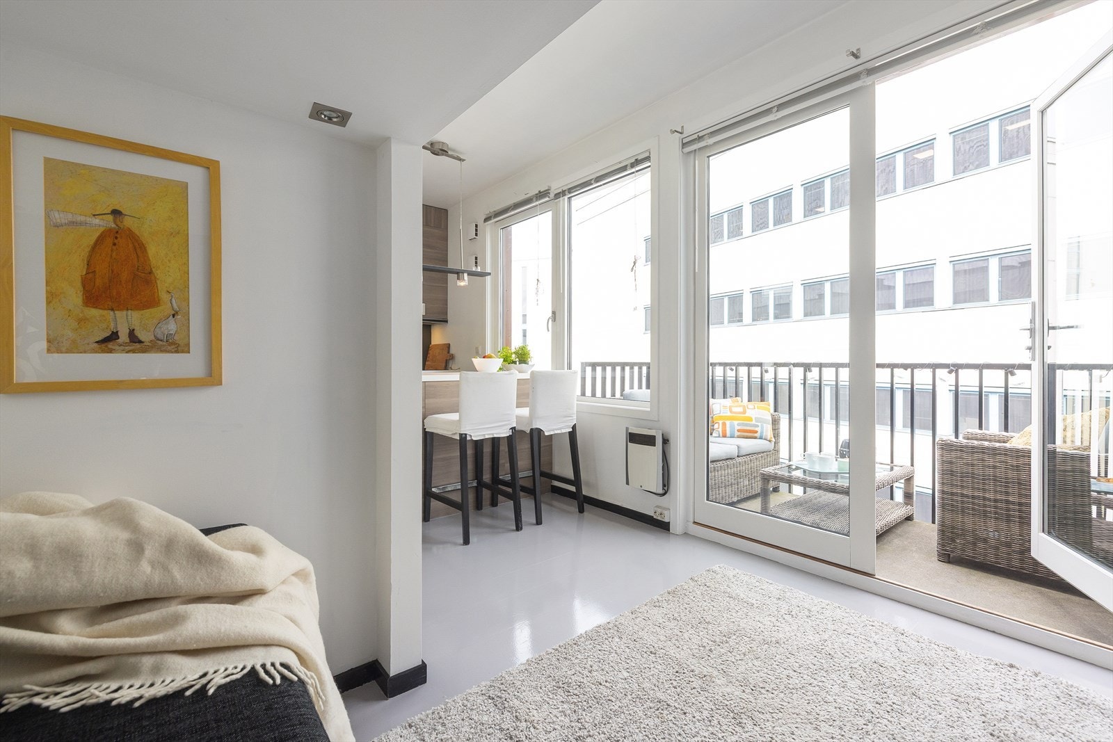 Rommet har store vindusflater fra gulv til tak langs den ene veggen som sikrer godt innslipp av naturlig lys. Galleribilde