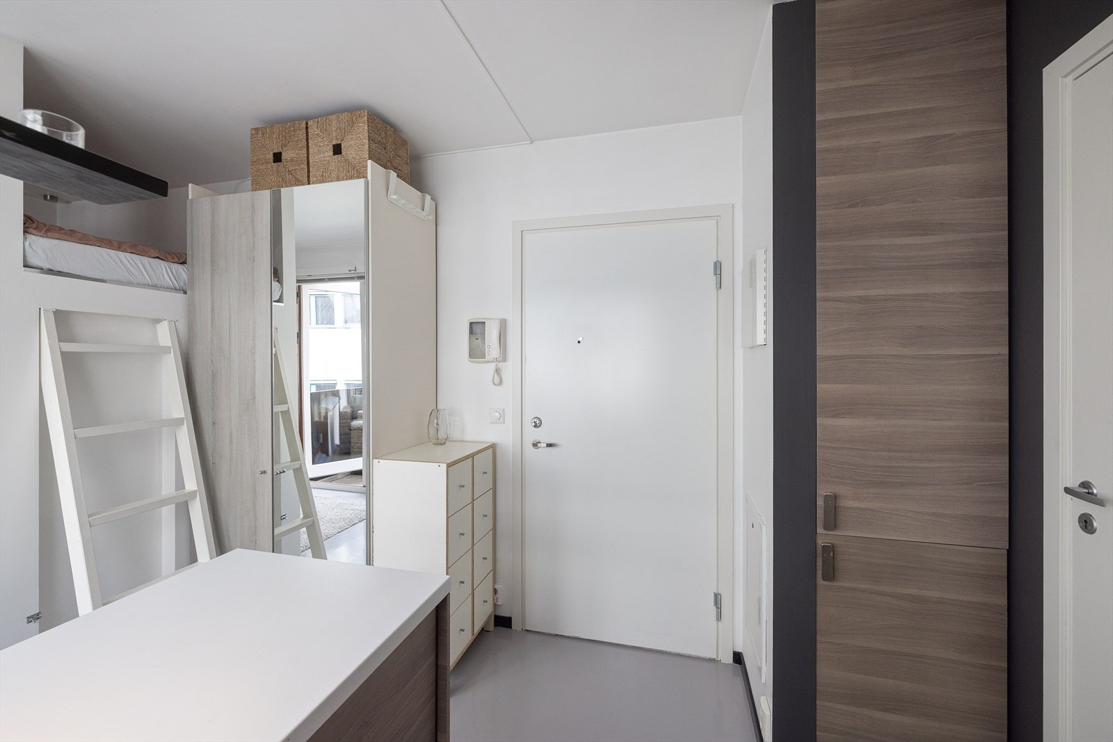 Velkommen inn! Ved inngangsdøren er et plass til knagger og skohylle for oppbevaring av yttertøy. Galleribilde