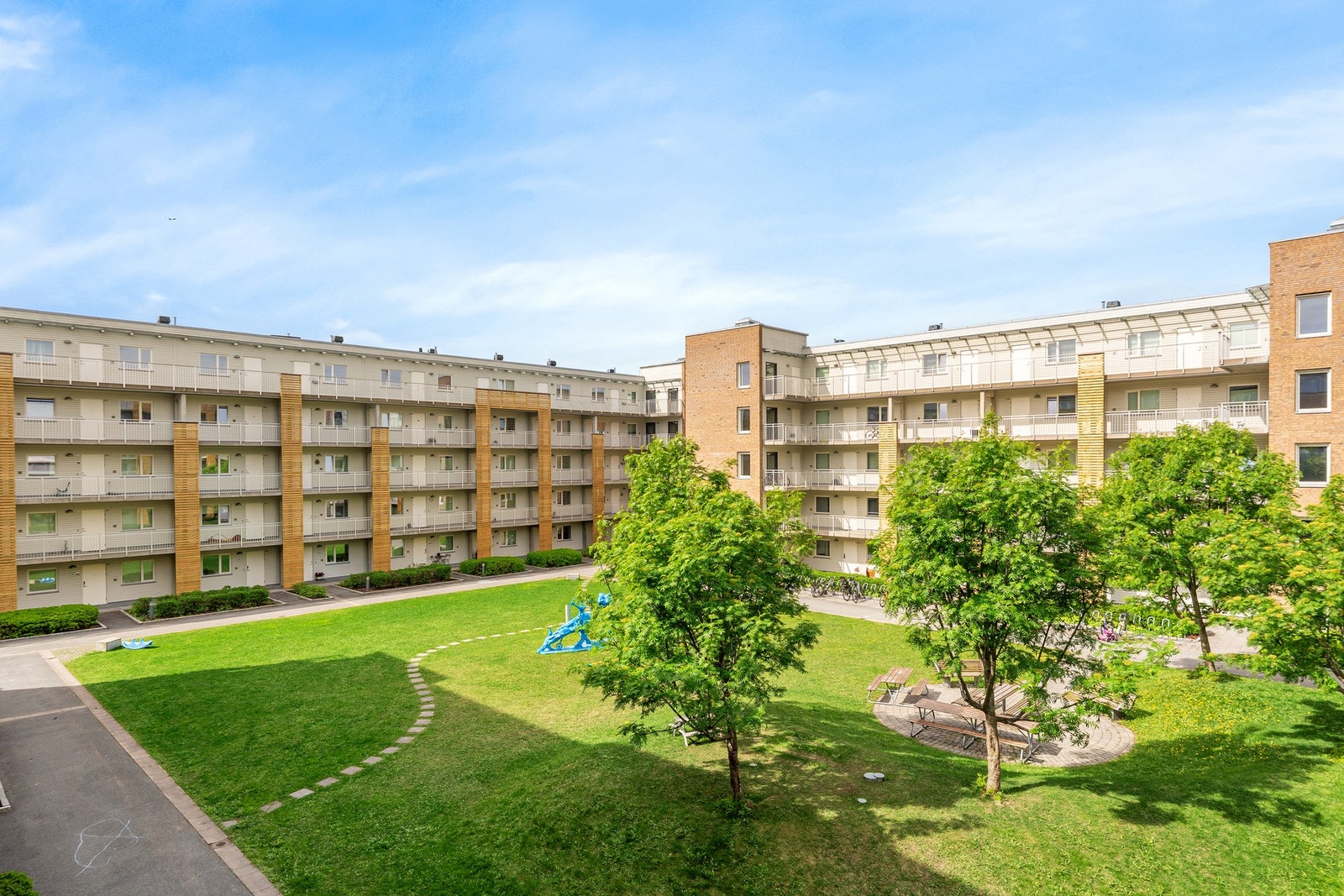 Sameiet har pent opparbeidet areal med bl.a sittegrupper og beplantning. Galleribilde