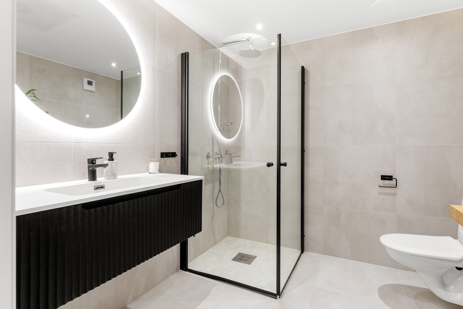 Lekkert, flislagt baderom oppgradert i 2024. Galleribilde