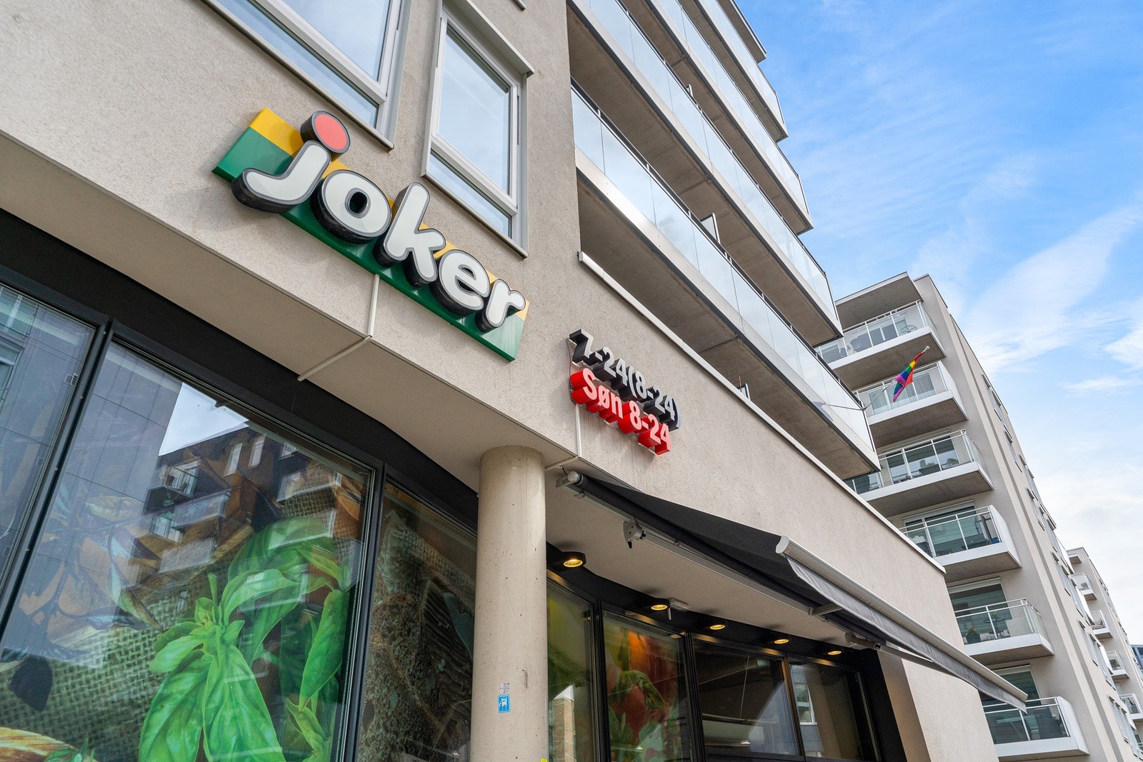Kort vei til dagligvarebutikker som Meny, Rema 1000, Kiwi og søndagsåpen Joker. Galleribilde