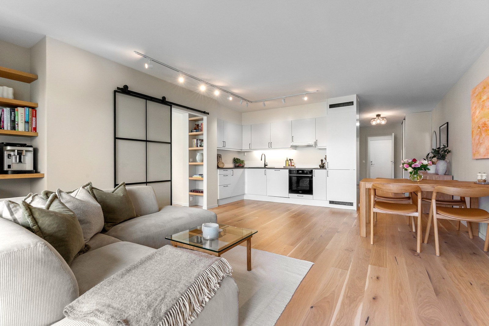 Kjøkkenet ligger i åpen og sosial løsning mot stuen. Galleribilde