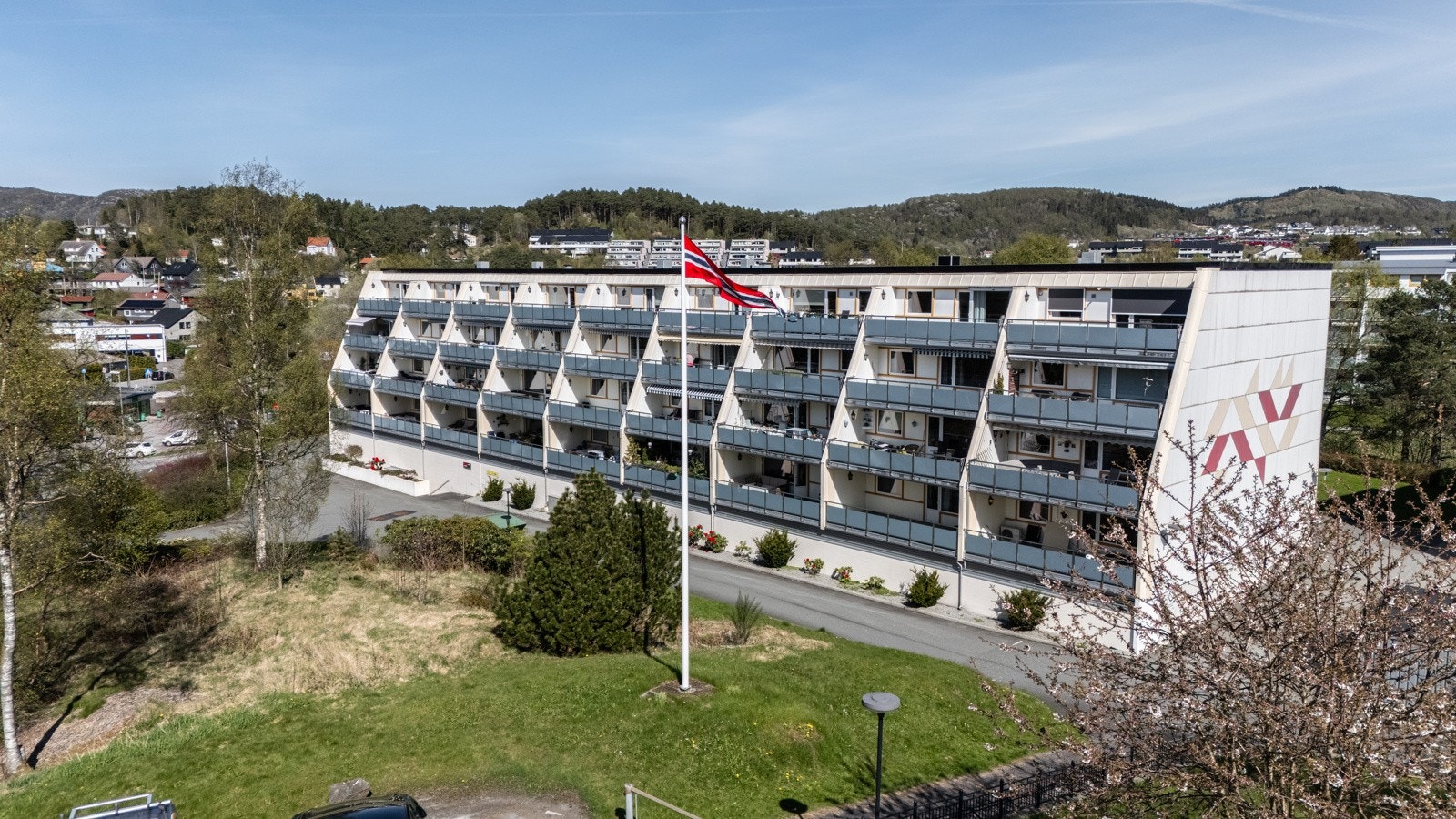 Eiendomsmegler / Salgsleder / Partner Ken Martin Wigand presenterer Rollandslia 104 Galleribilde