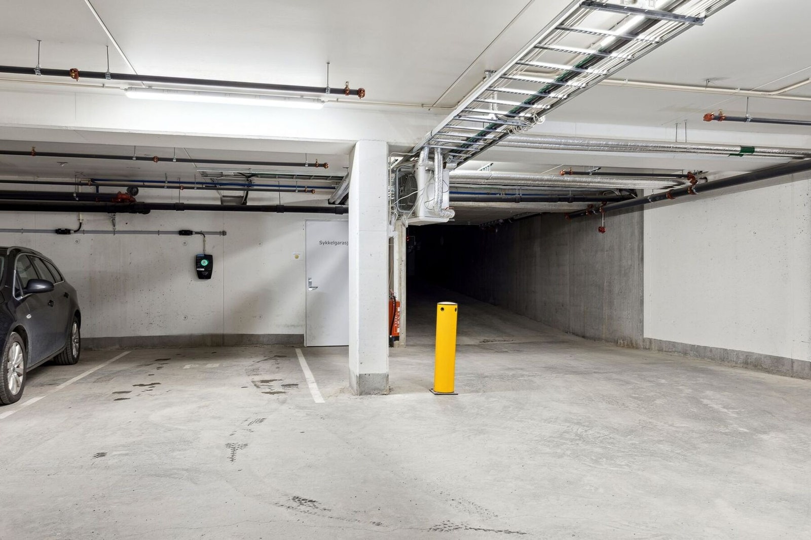 Fast parkeringsplass i garasjeanlegg med el-billader. Galleribilde
