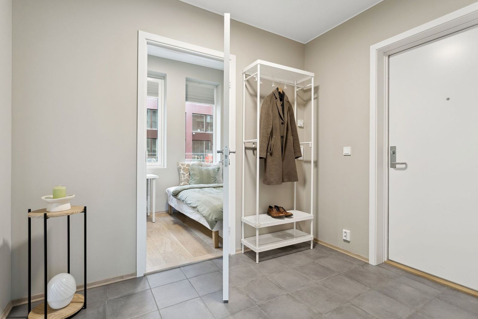 Entre med plass til å henge fra seg. Galleribilde
