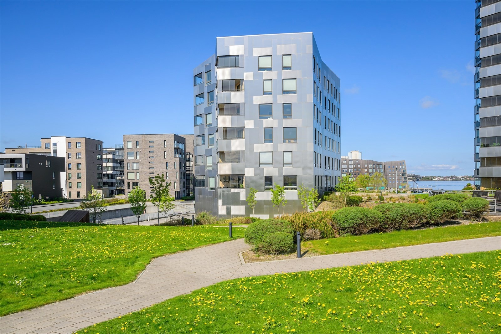 Flott opparbeidet fellestomt, med brygge, grøntarealer og felles gjesteparkering i både anlegg og langs vei. Galleribilde