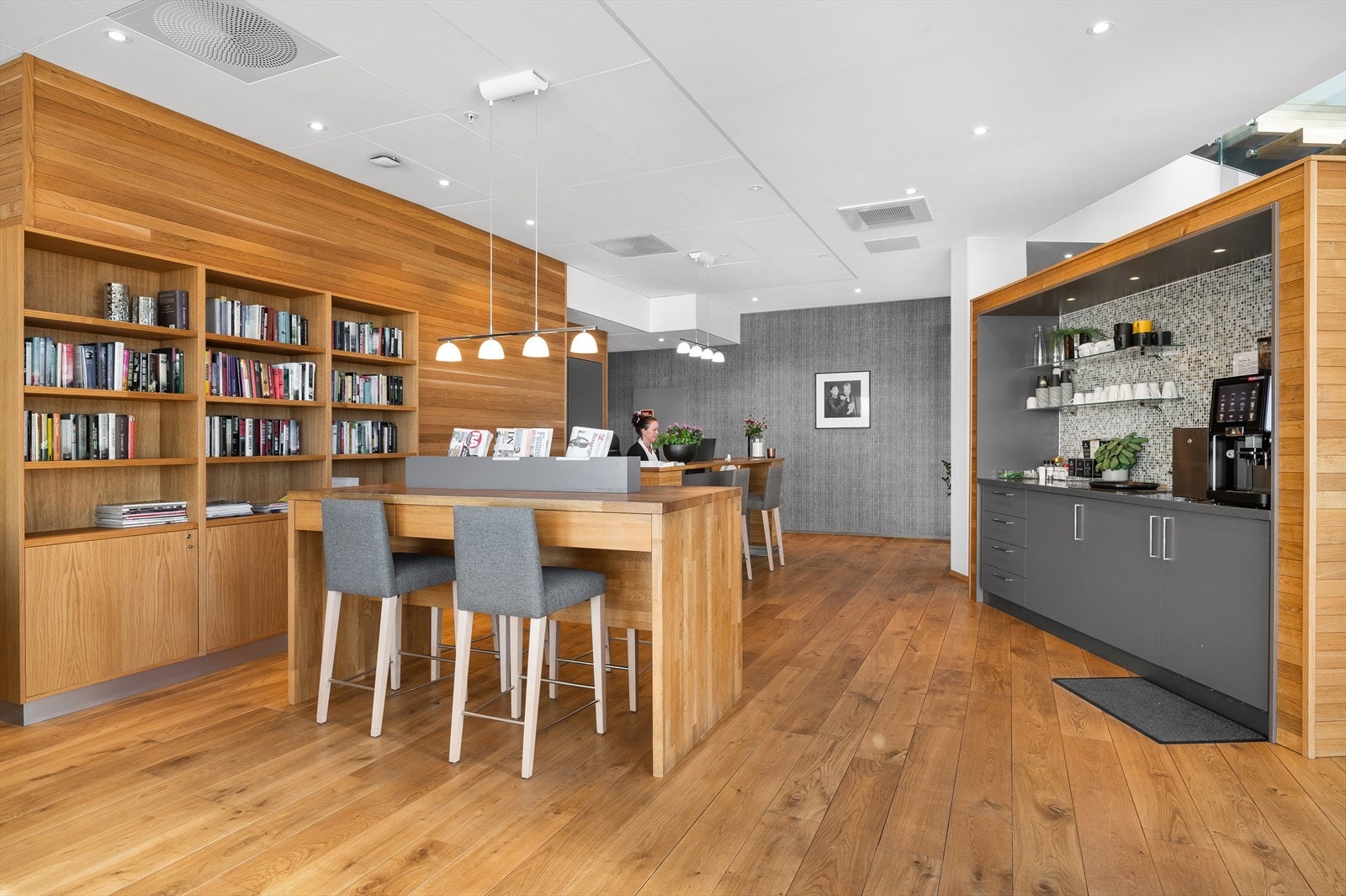 Velkommen til sameiets resepsjon! Her kan du ta deg en kopp kaffe, lese aviser og bøker eller slå av en prat med en nabo. Galleribilde