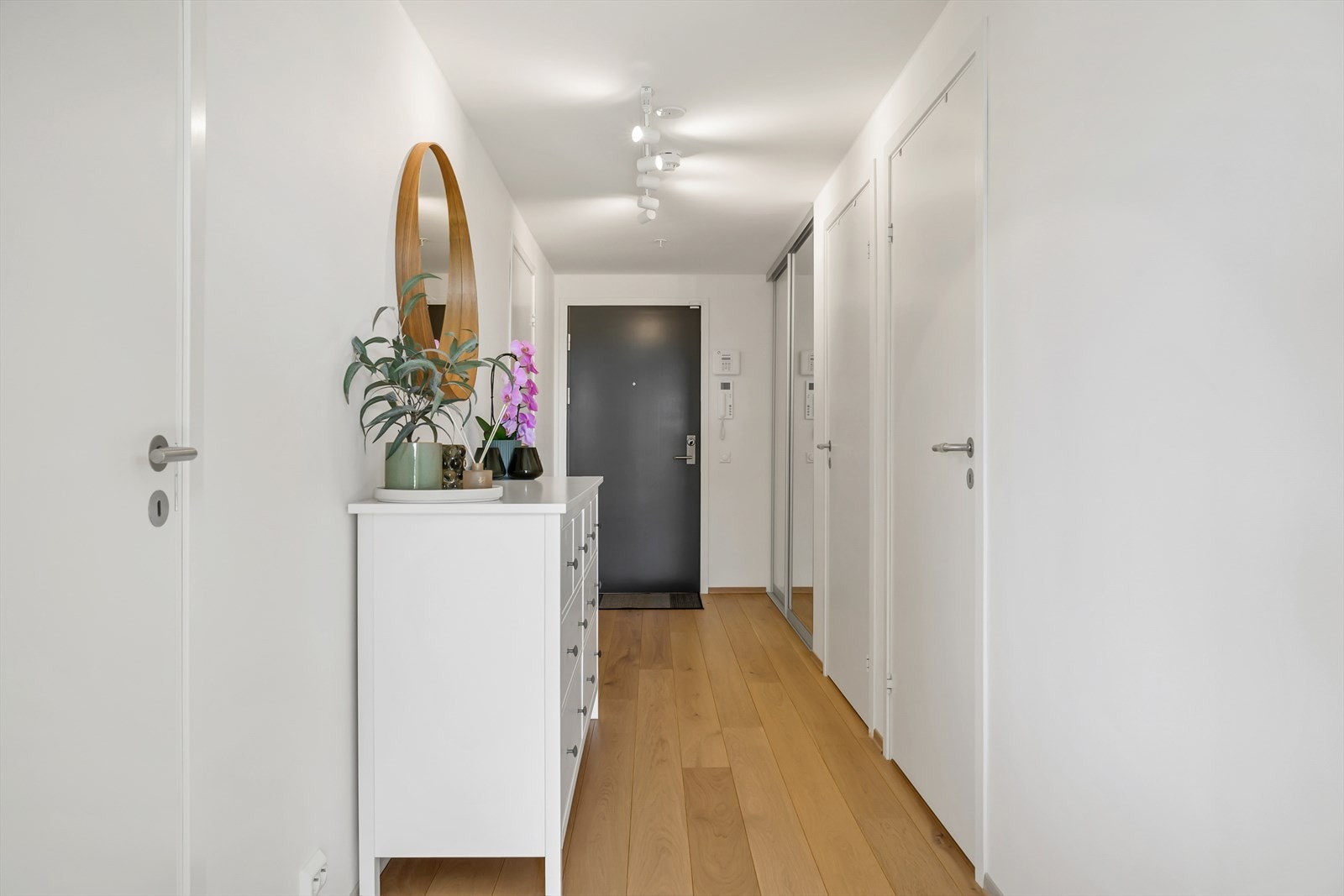 Innbydende gang med integrert garderobe Galleribilde